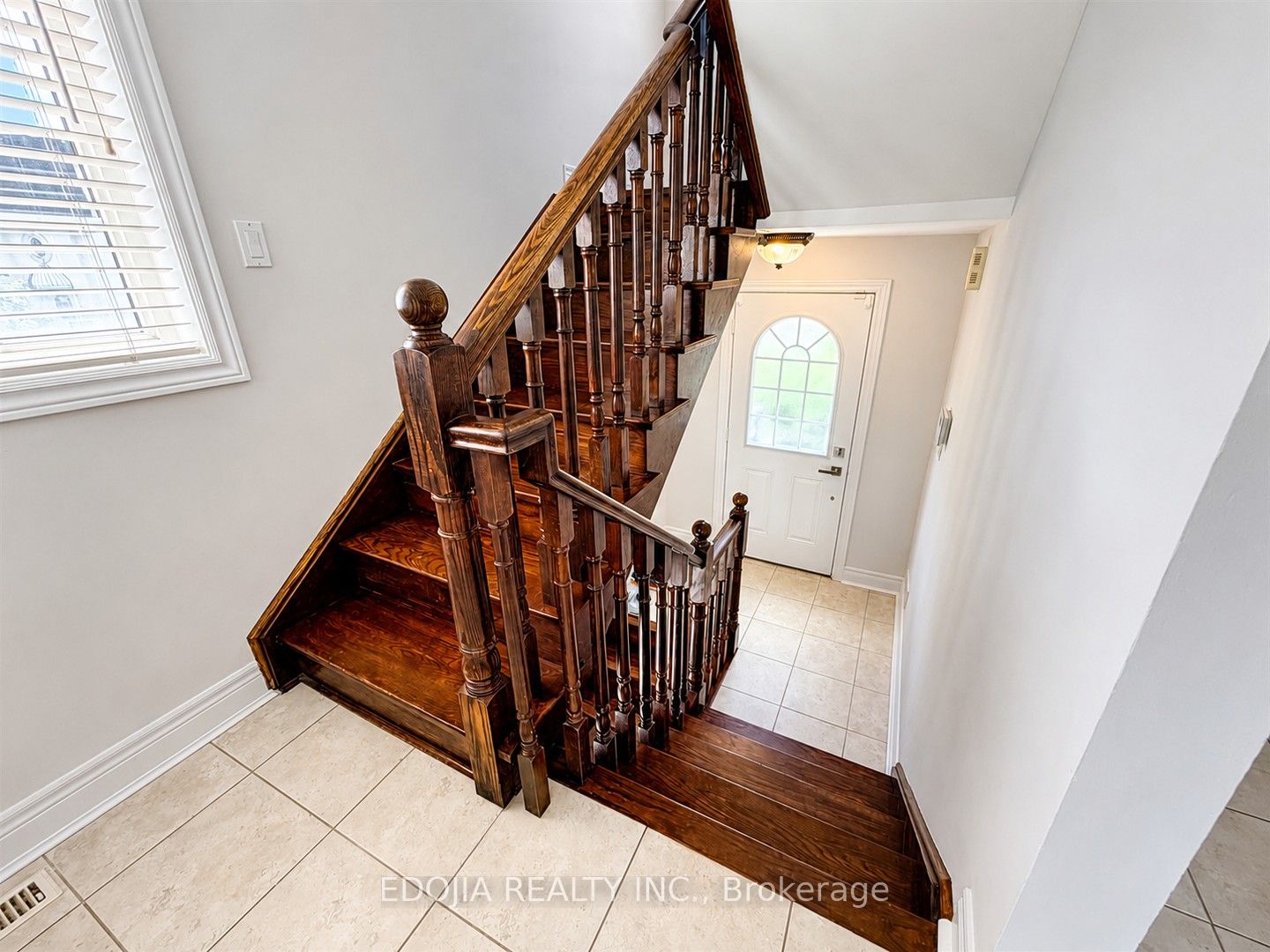 215 16th Avenue 14, Richmond Hill, ON L4C 0T8 photo 2