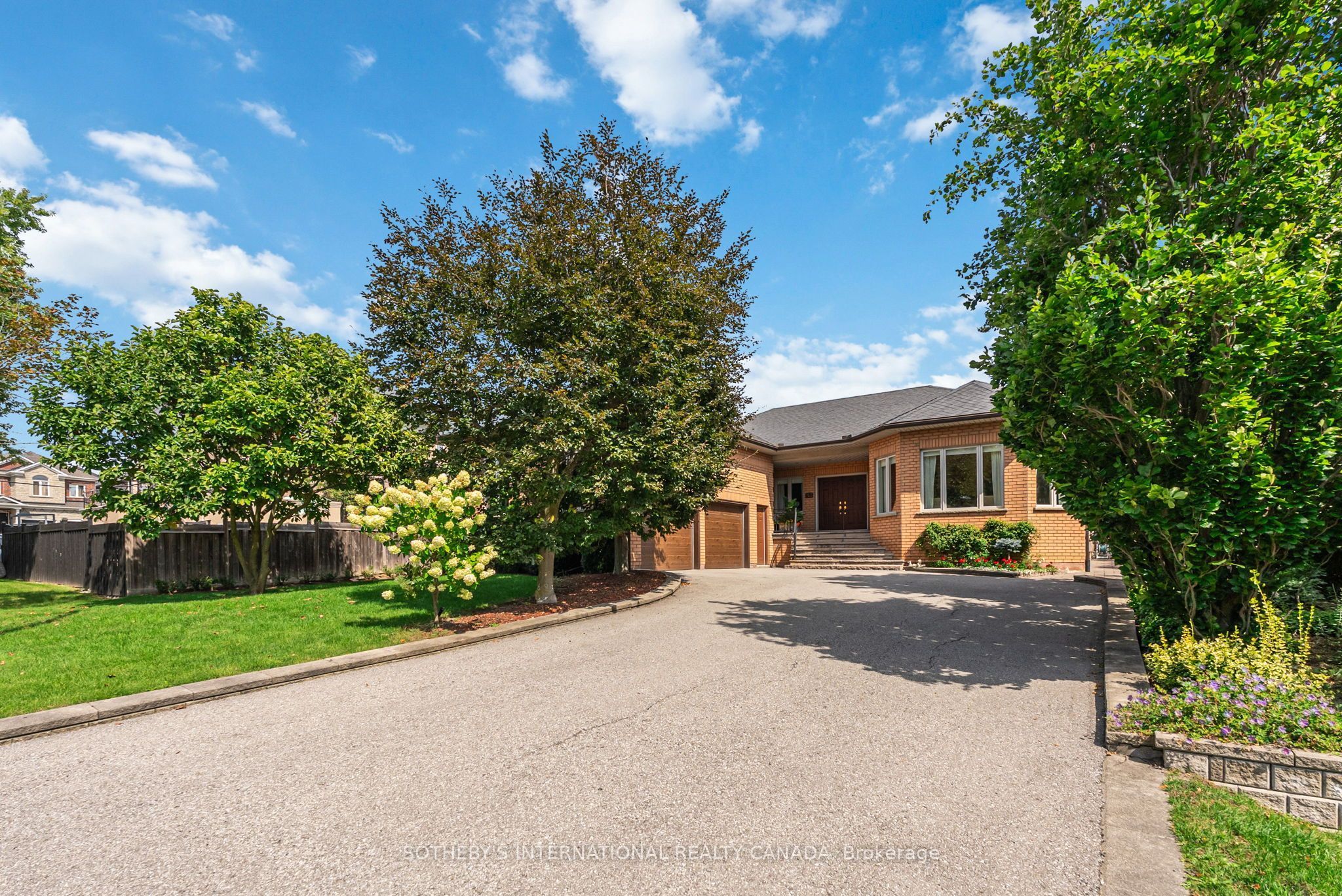 83 Burndean Court, Richmond Hill, ON L4C 9W5 photo 3