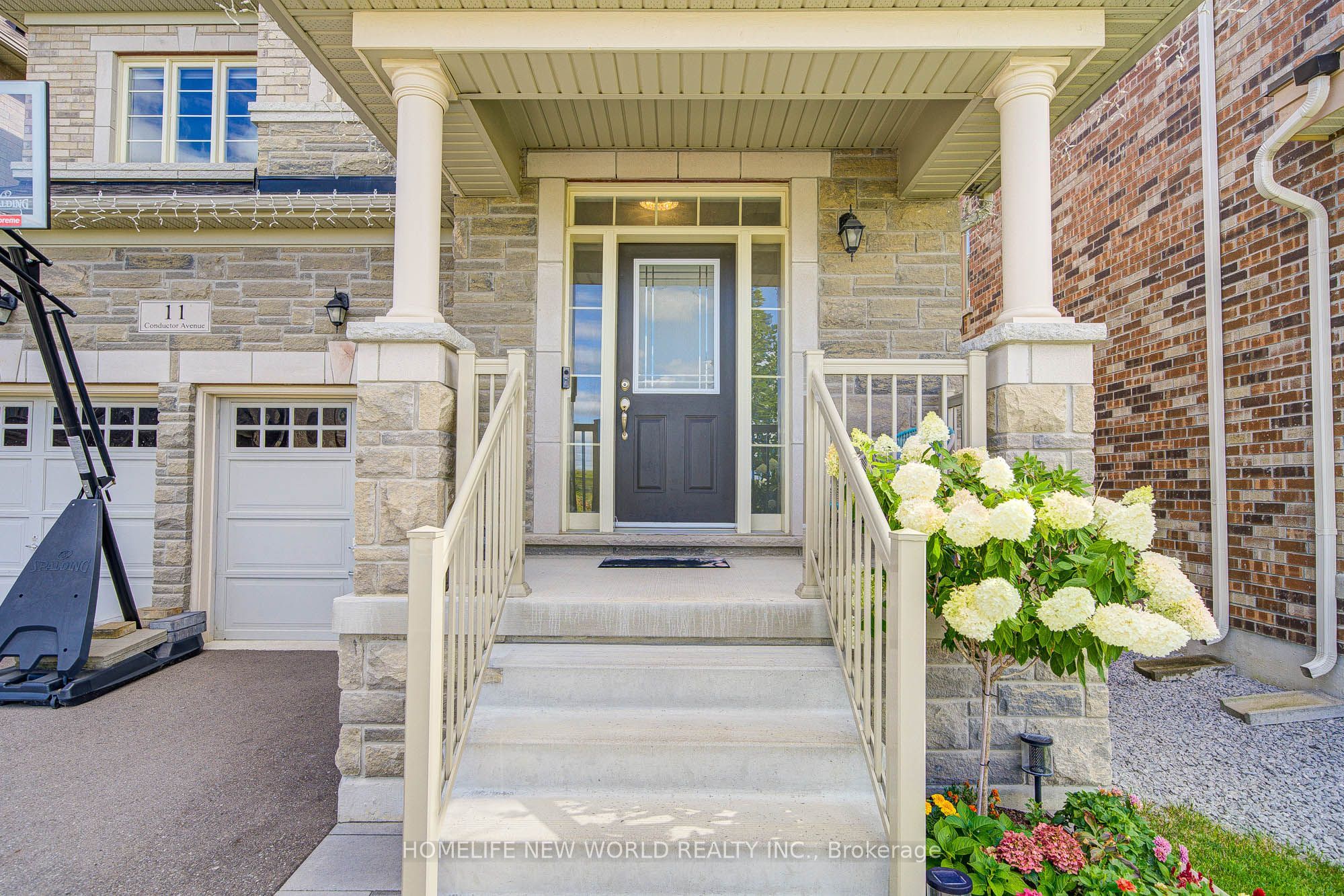 11 Conductor Avenue, Whitchurch-Stouffville, ON L4A 4X5 photo 2