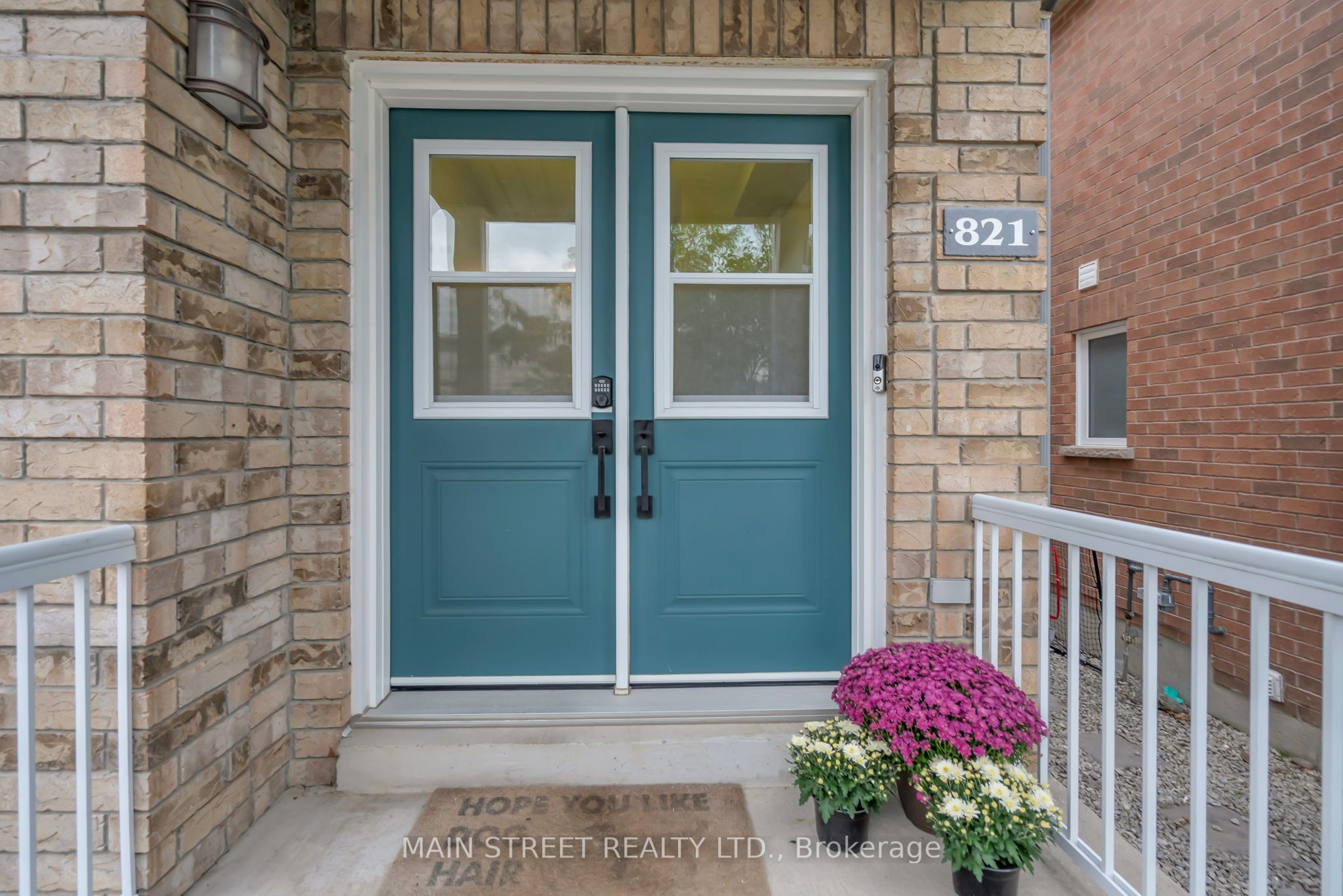 821 Joe Persechini Drive, Newmarket, ON L3X 2T7 photo 2
