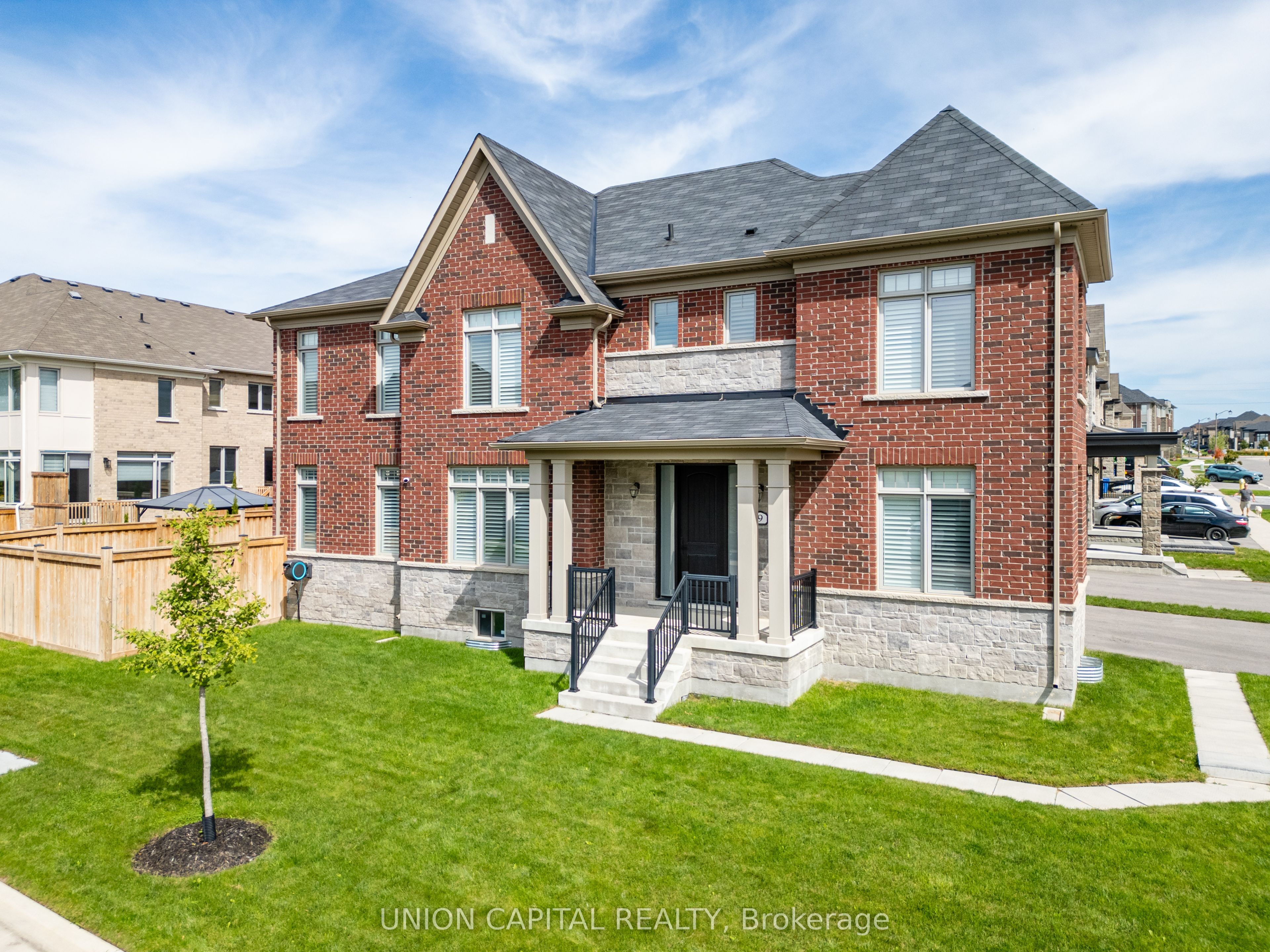 9 Seedling Crescent, Whitchurch-Stouffville, ON L4A 4V4 photo 2