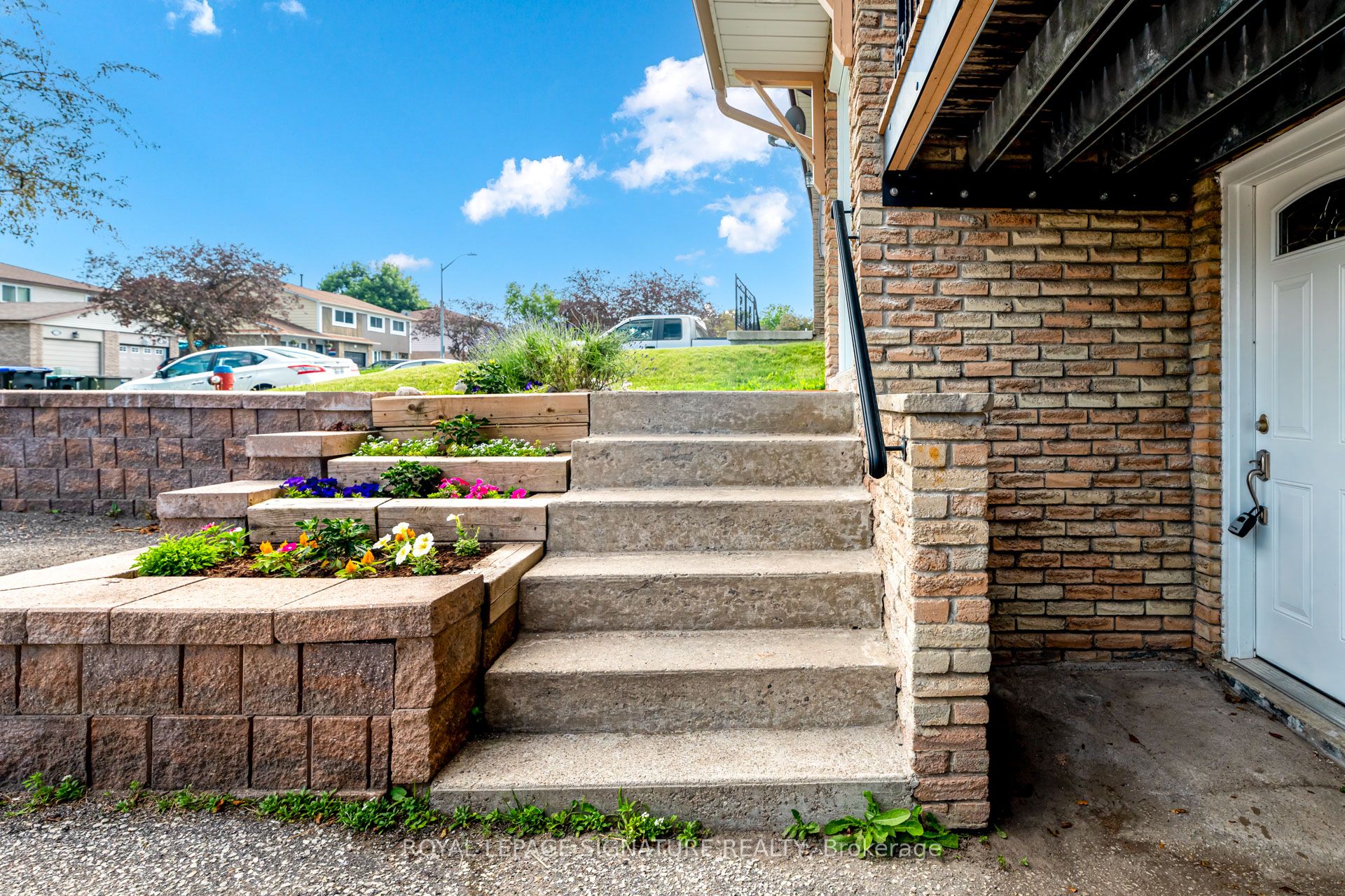 183 Britannia Avenue Bsmt, Bradford West Gwillimbury, ON L3Z 1A4 photo 2