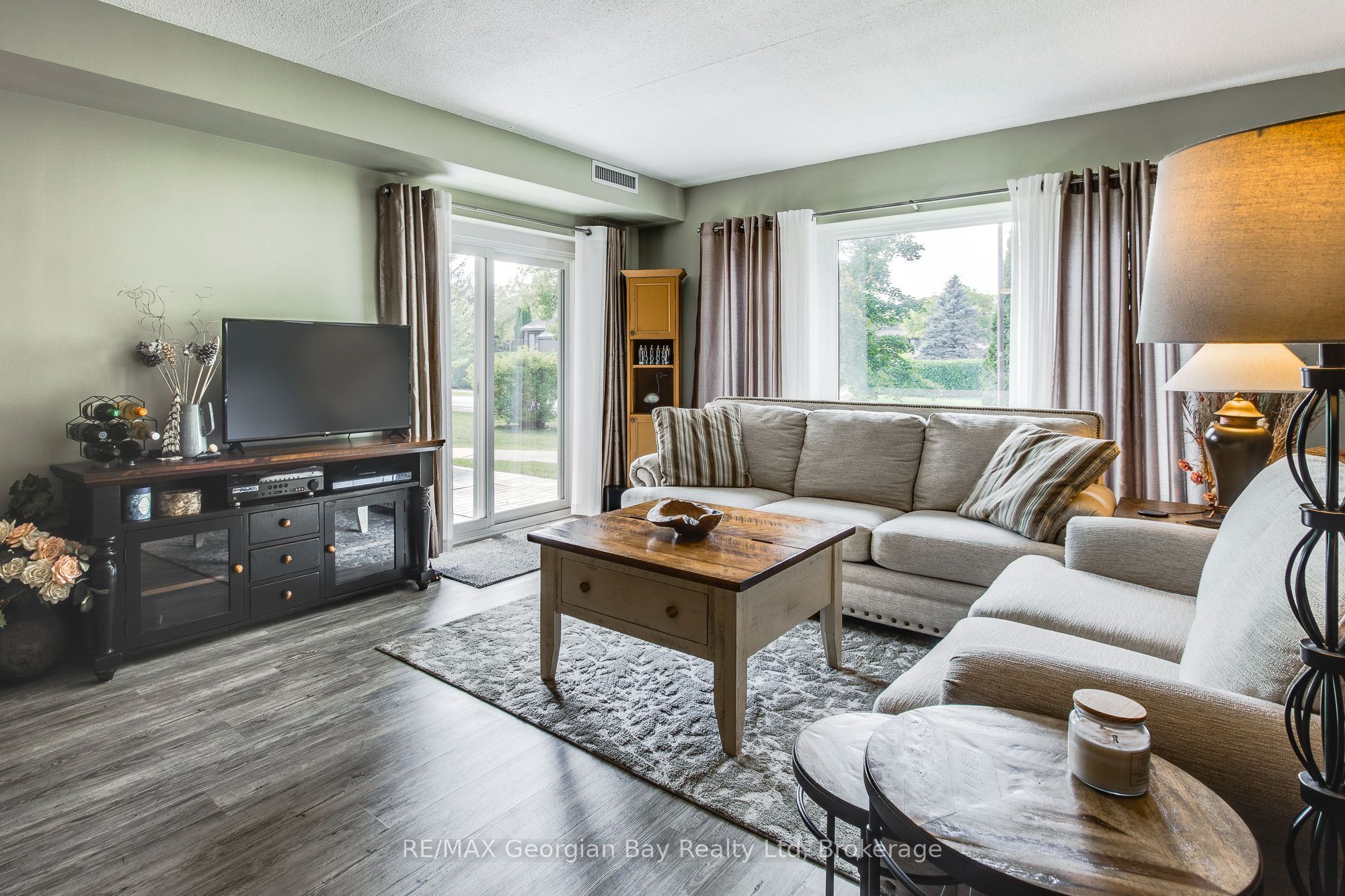 11 Beck Boulevard 102, Penetanguishene, ON L9M 2G1