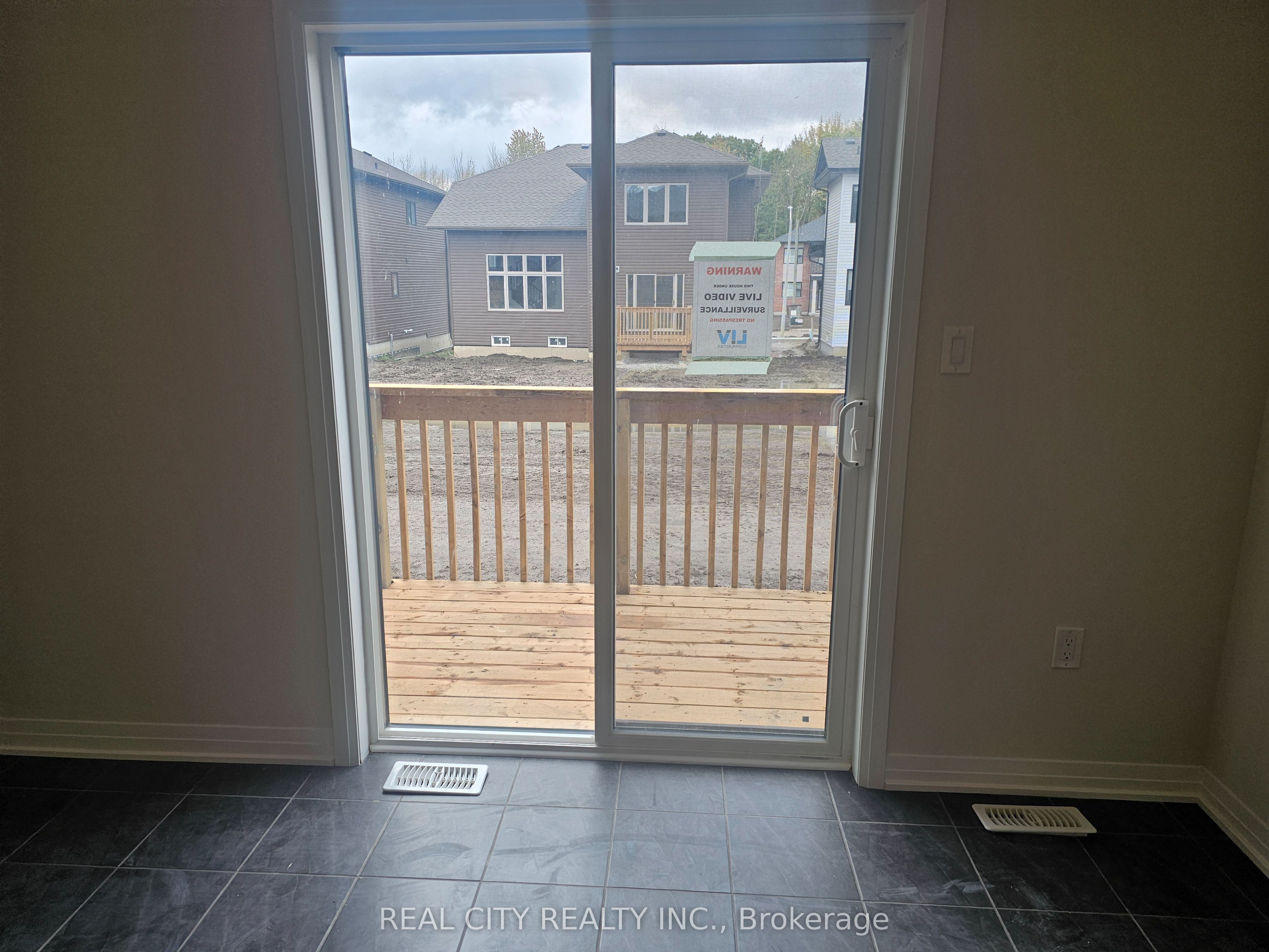3063 Sandy Acres Avenue, Severn, ON L3V 6H3 photo 4