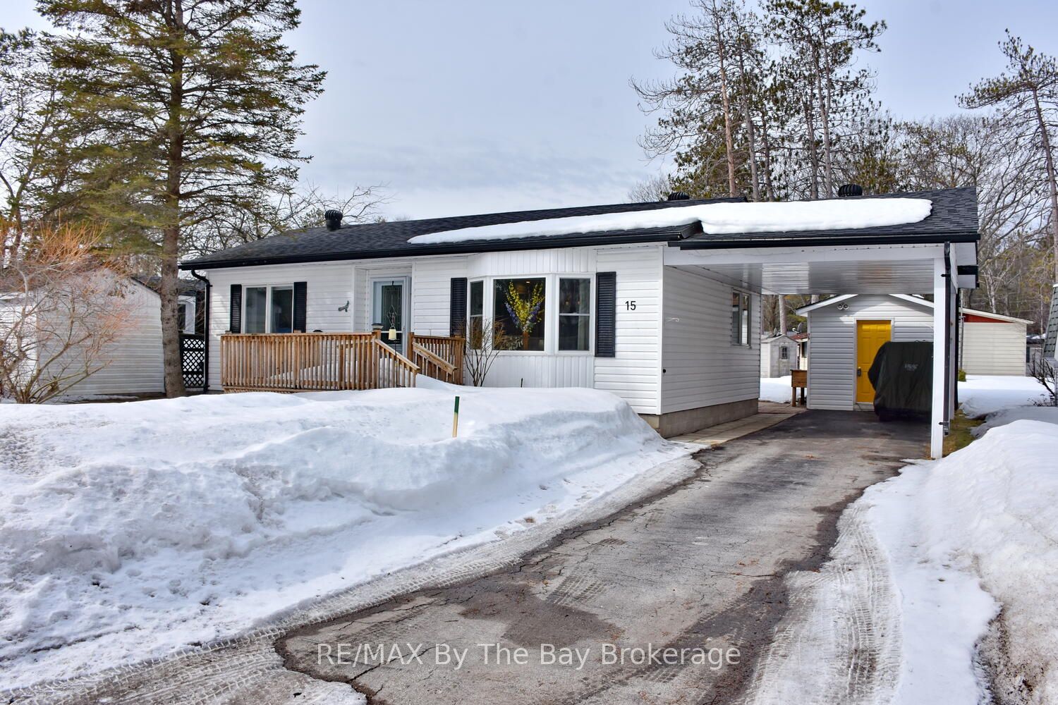 15 Carruthers Street S, Wasaga Beach, ON L9Z 1K2