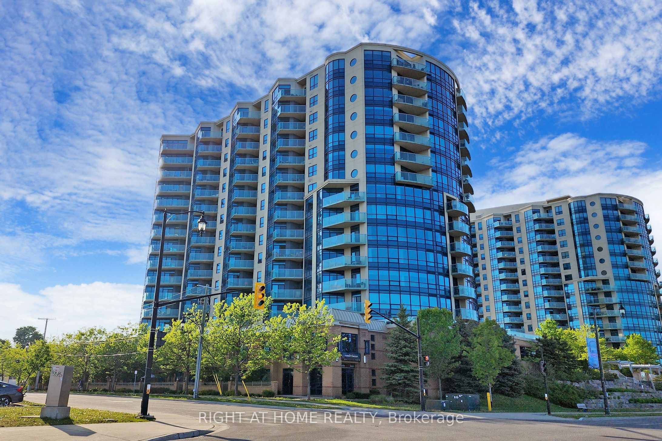 37 Ellen Street PH06, Barrie, ON L0K 1S0