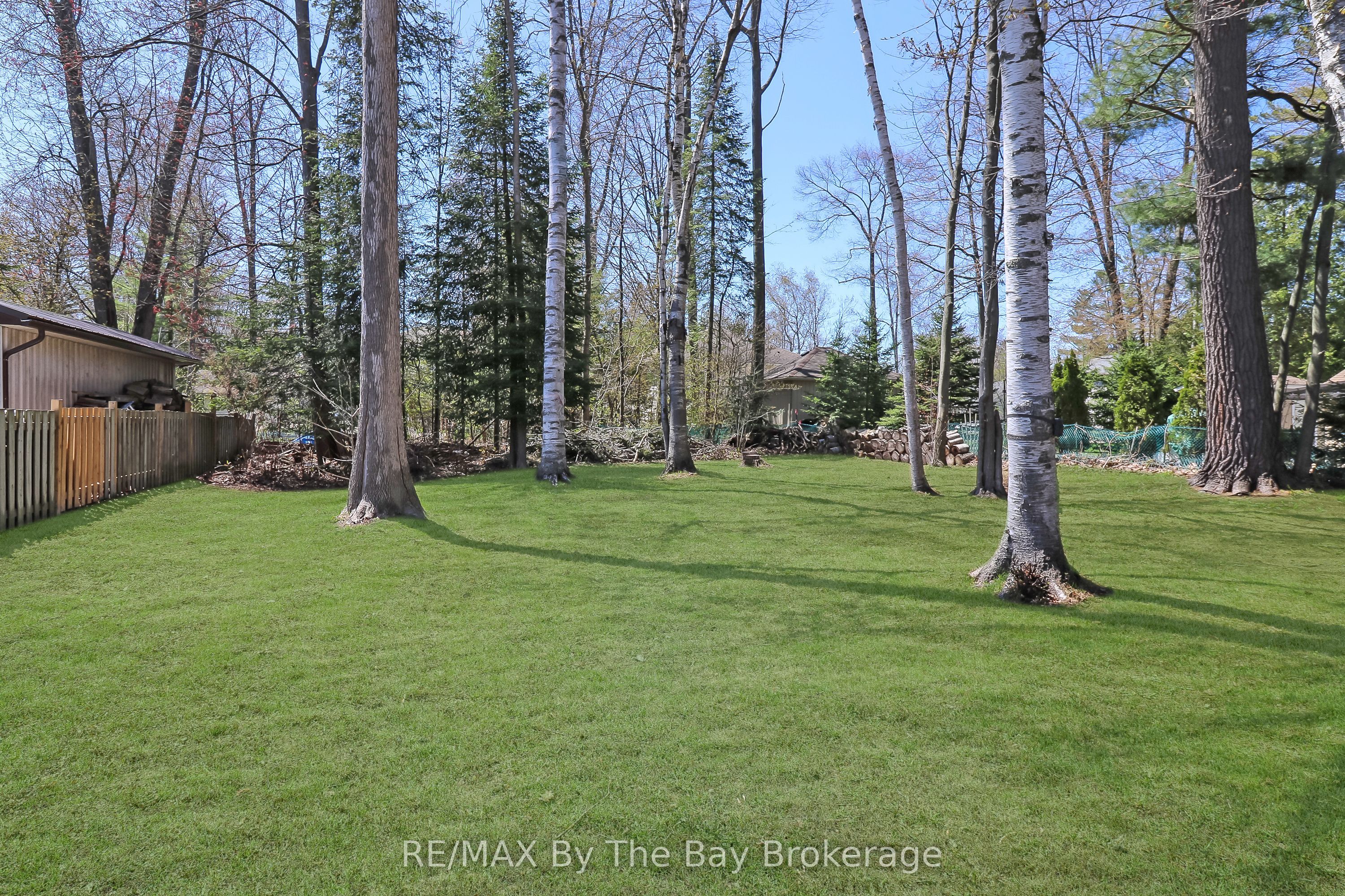 84 32nd Street N, Wasaga Beach, ON L9Z 2C4 photo 2