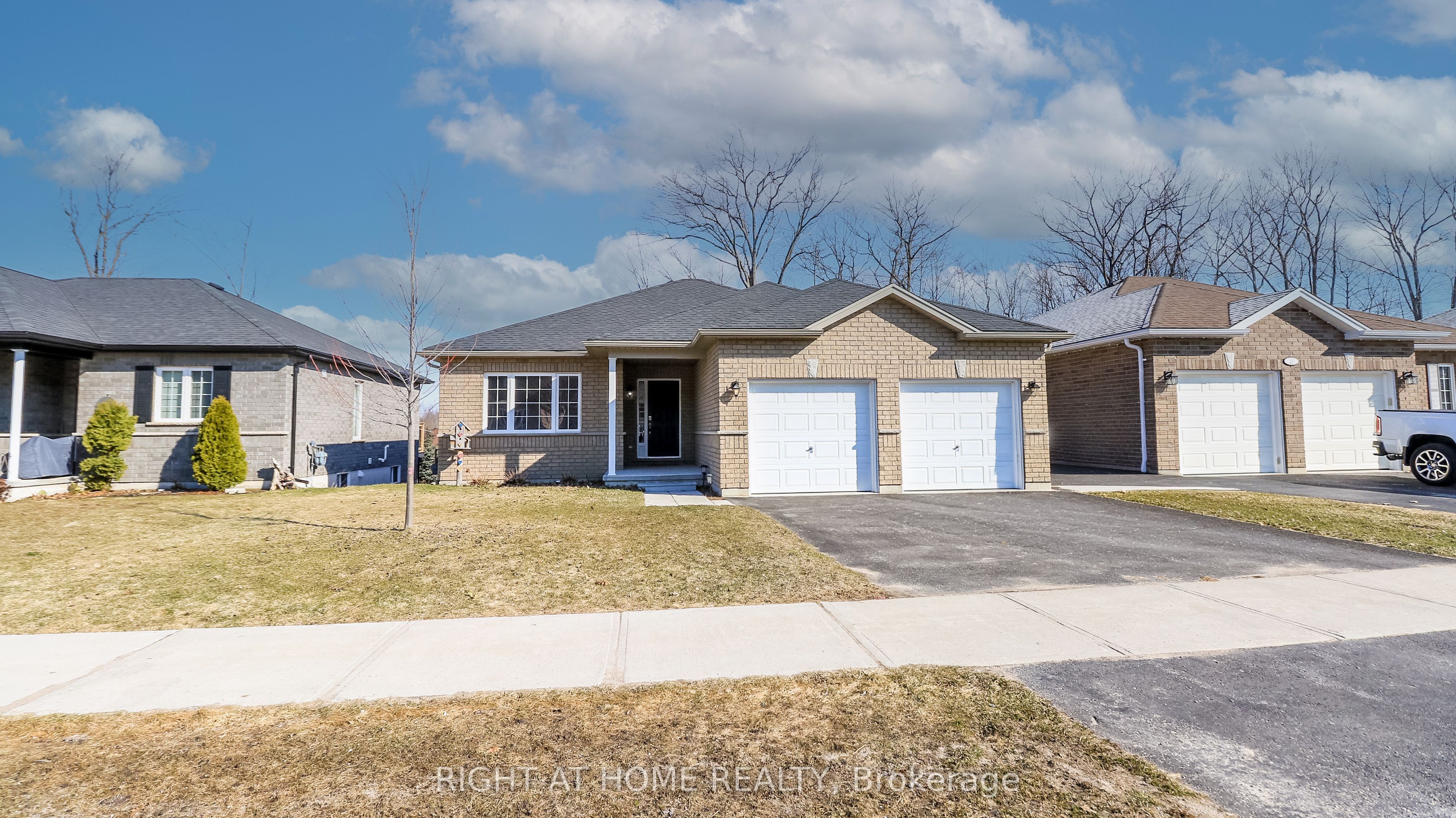 28 Hunter Avenue, Tay, ON L0K 2A0