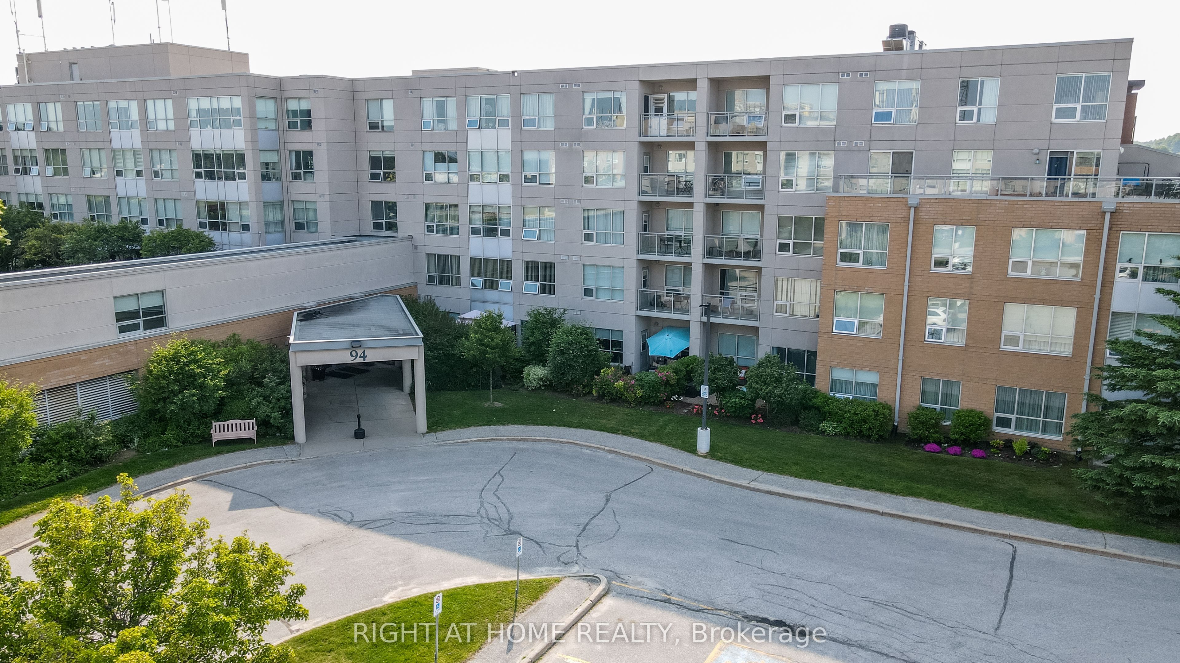 94 DEAN Avenue 505, Barrie, ON L4N 0M3
