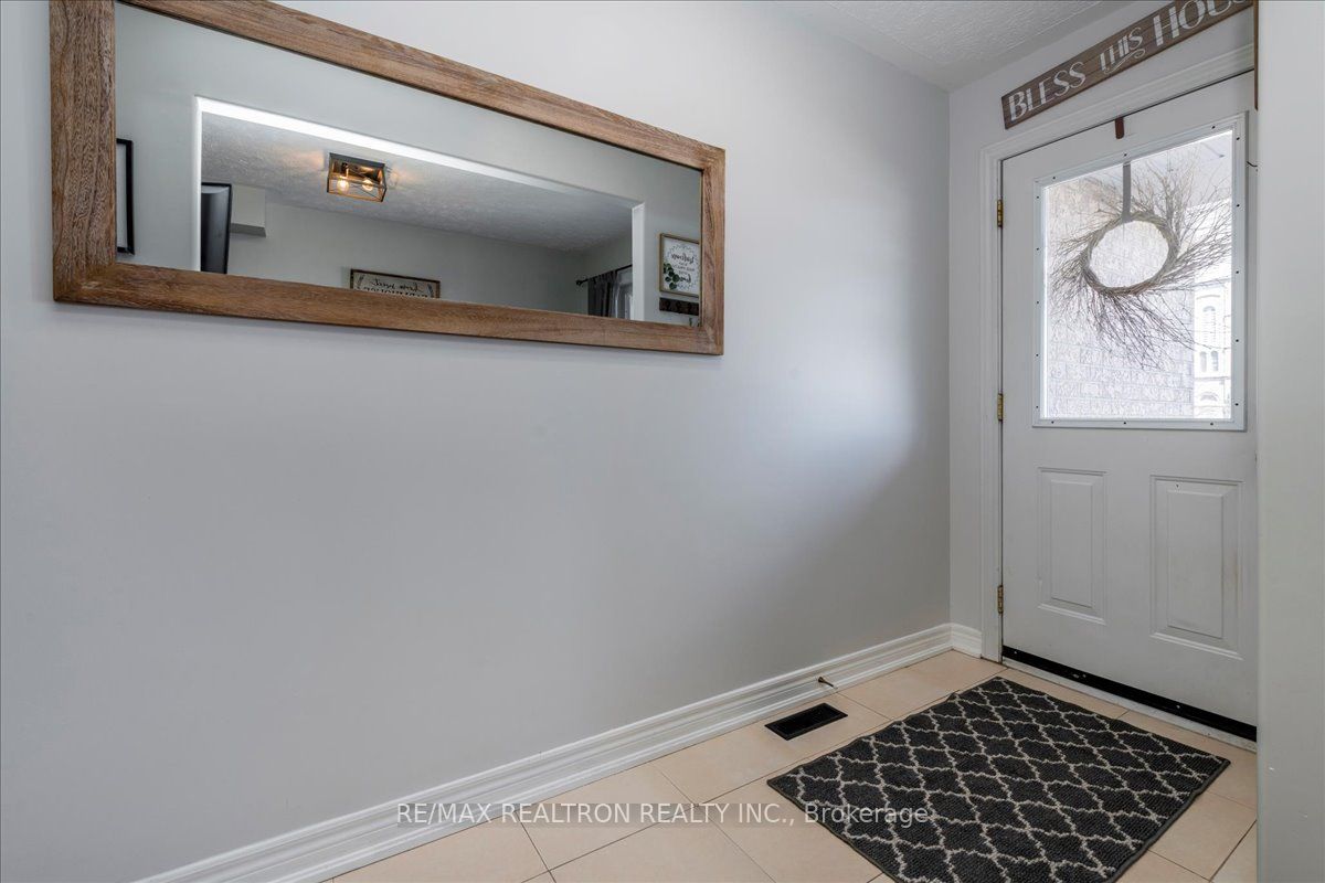 24 Owen Street, Penetanguishene, ON L9M 1M8 photo 2
