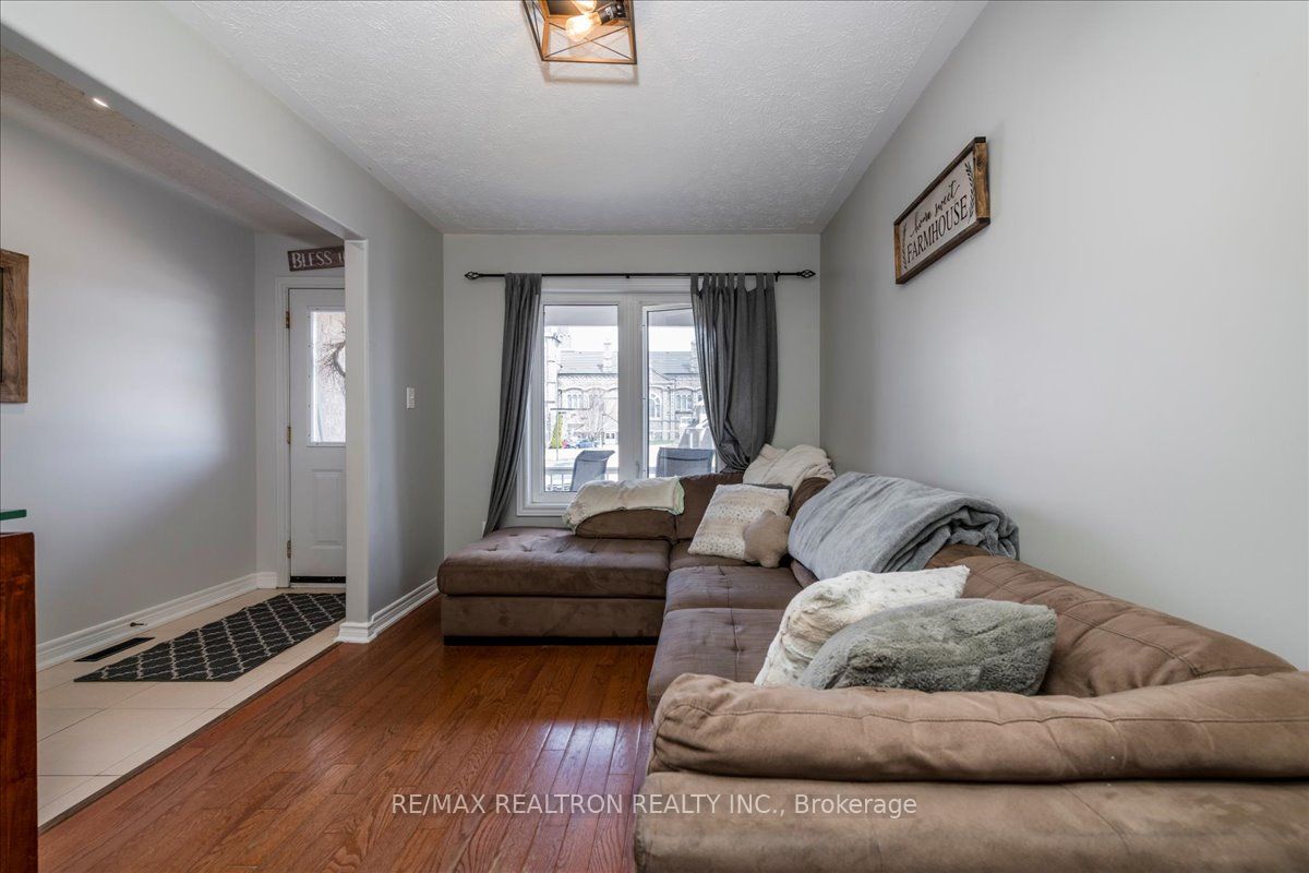 24 Owen Street, Penetanguishene, ON L9M 1M8 photo 3