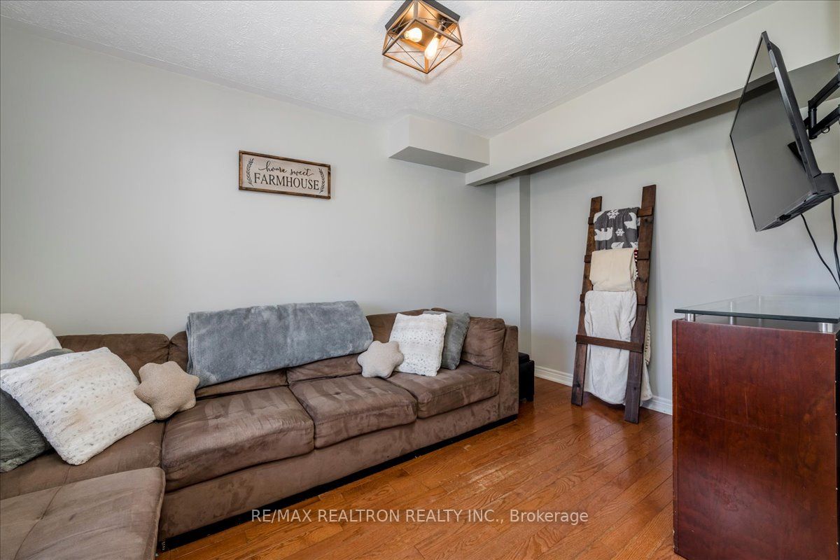 24 Owen Street, Penetanguishene, ON L9M 1M8 photo 4