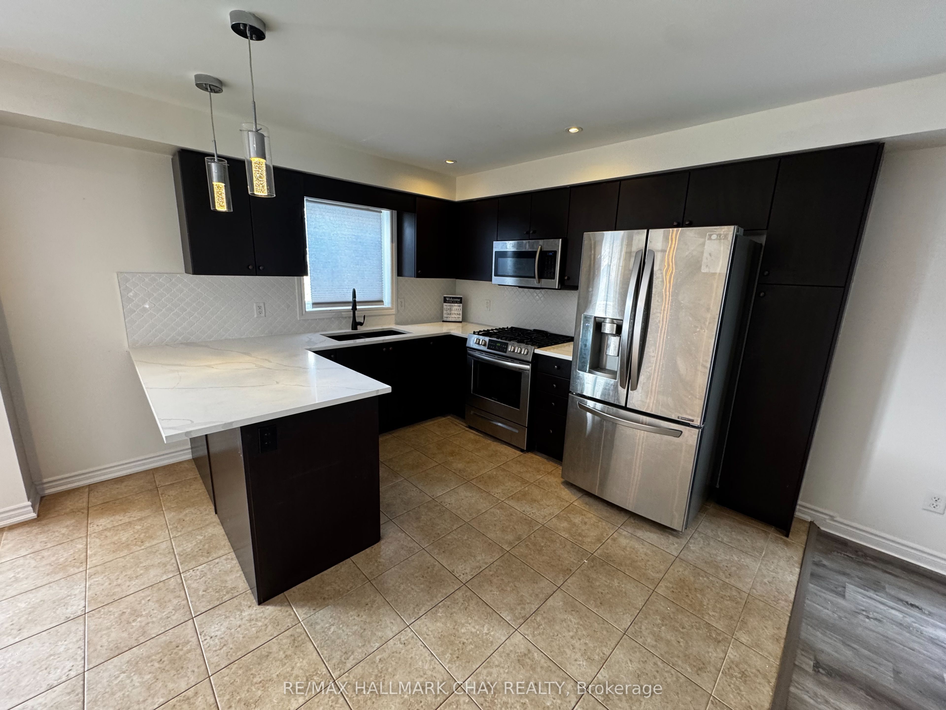 77 White Crescent, Barrie, ON L4N 5Z9 photo 3