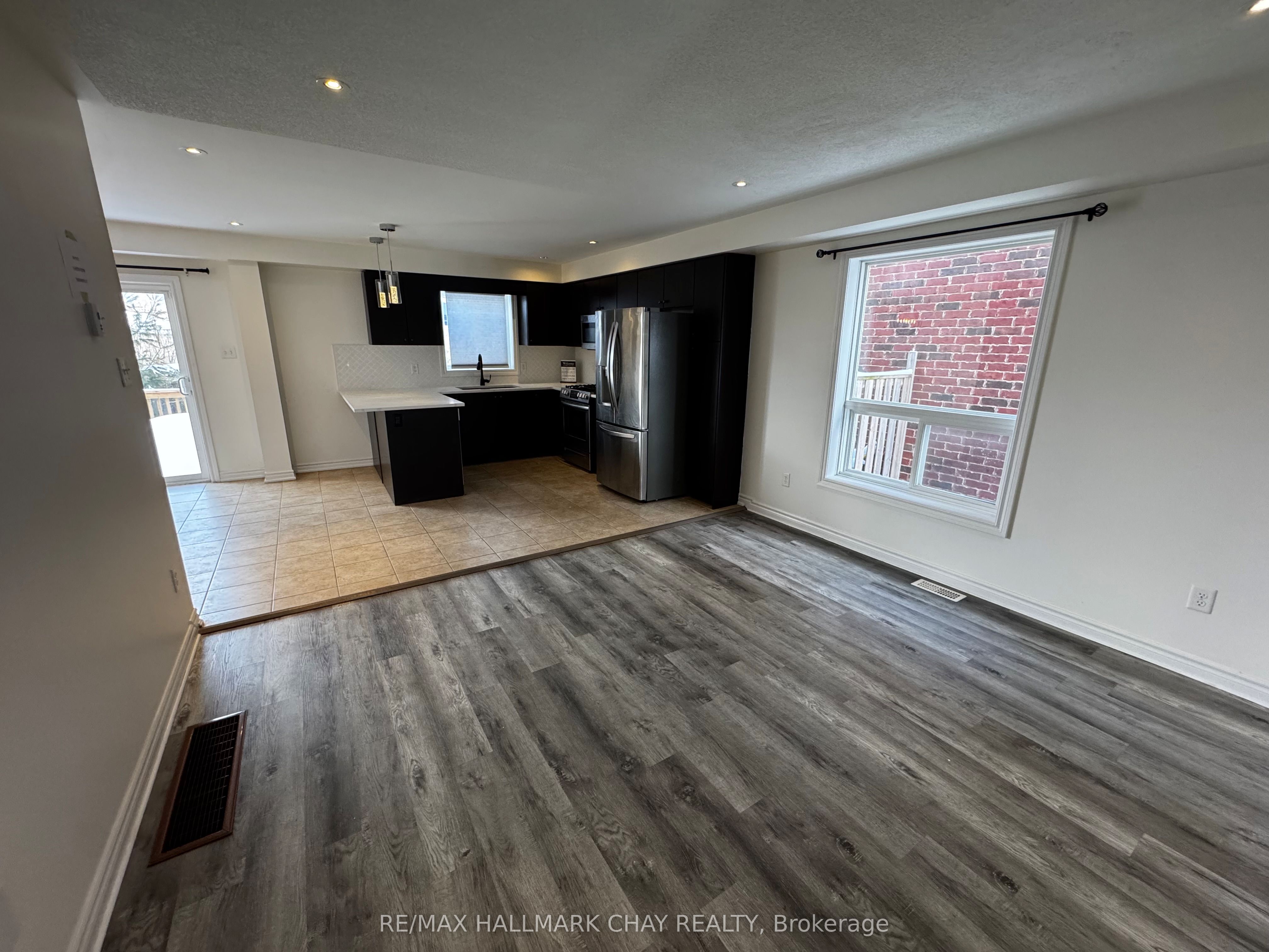 77 White Crescent, Barrie, ON L4N 5Z9 photo 5