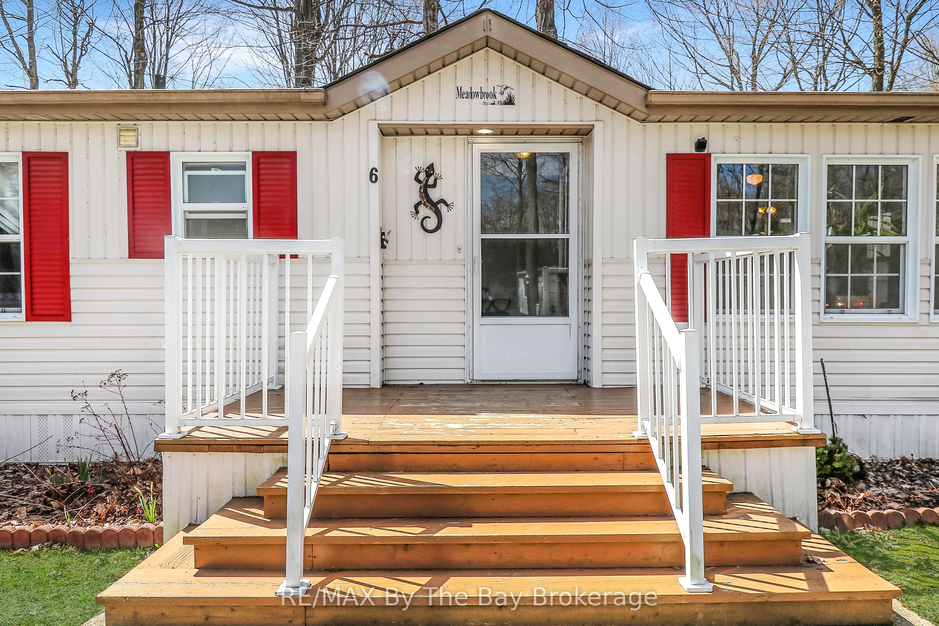 6 Pacific Avenue, Wasaga Beach, ON L9Z 3A8