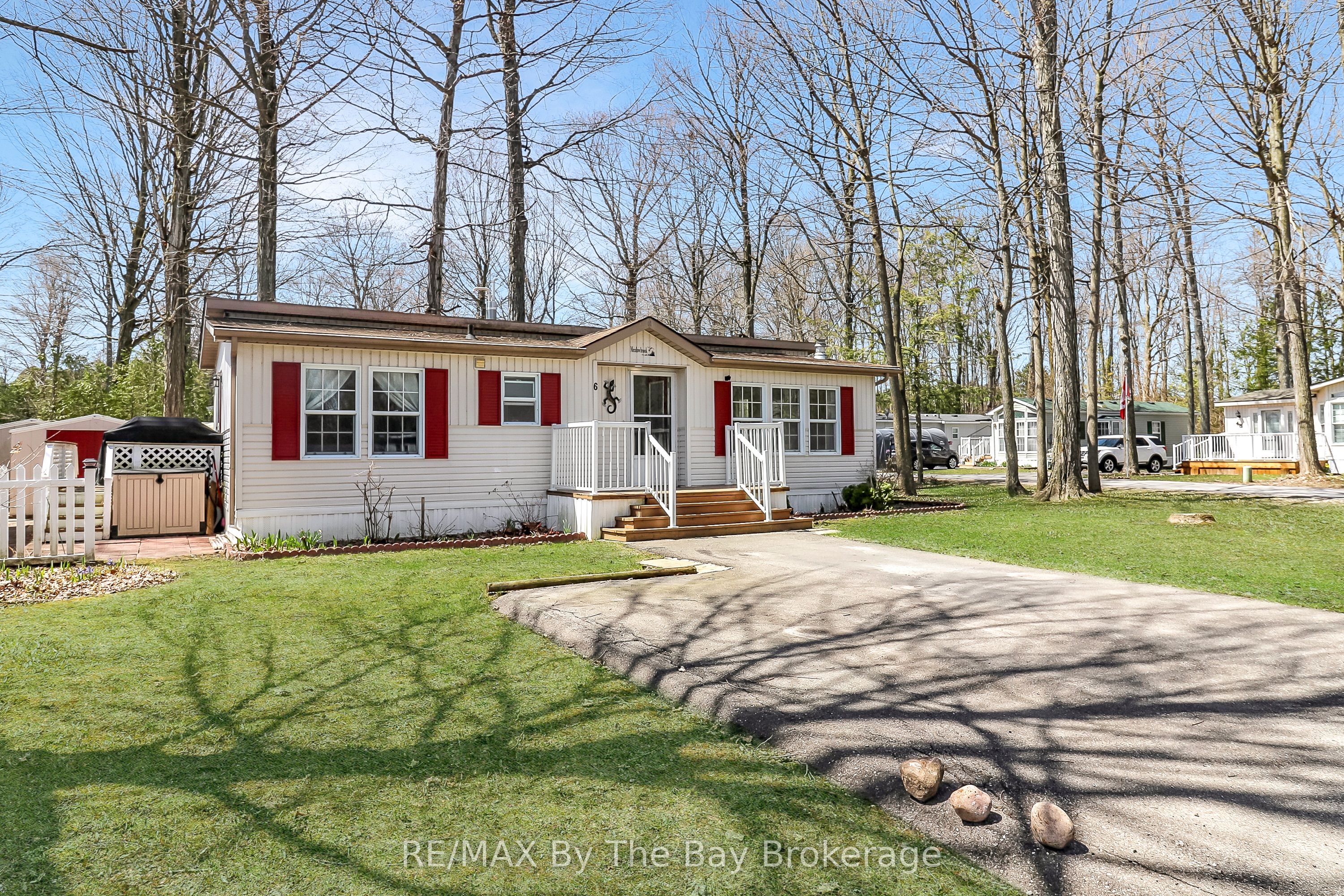 6 Pacific Avenue, Wasaga Beach, ON L9Z 3A8 photo 3