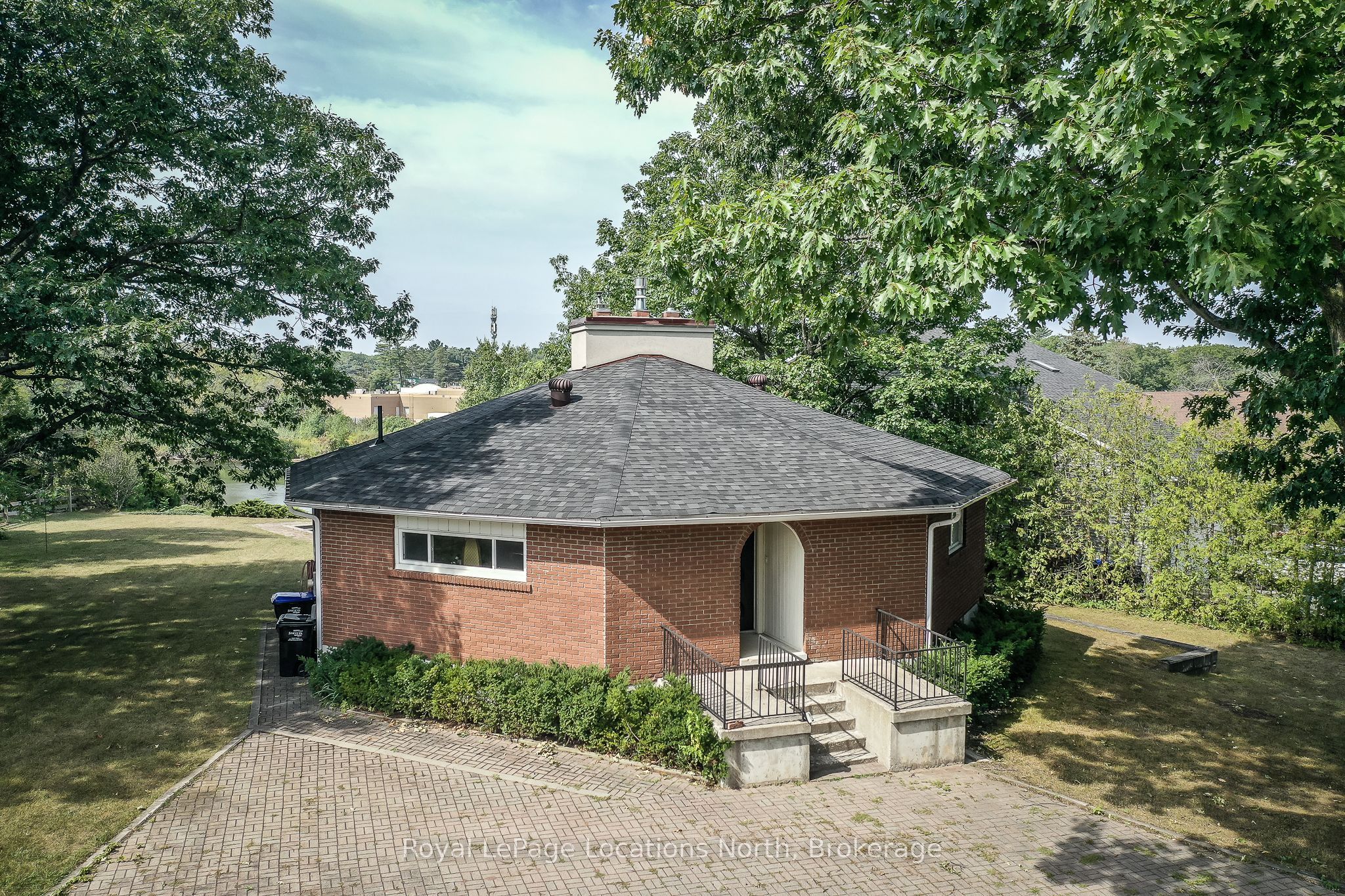 10 SUNSET Court, Wasaga Beach, ON L9Z 2A9 photo 3