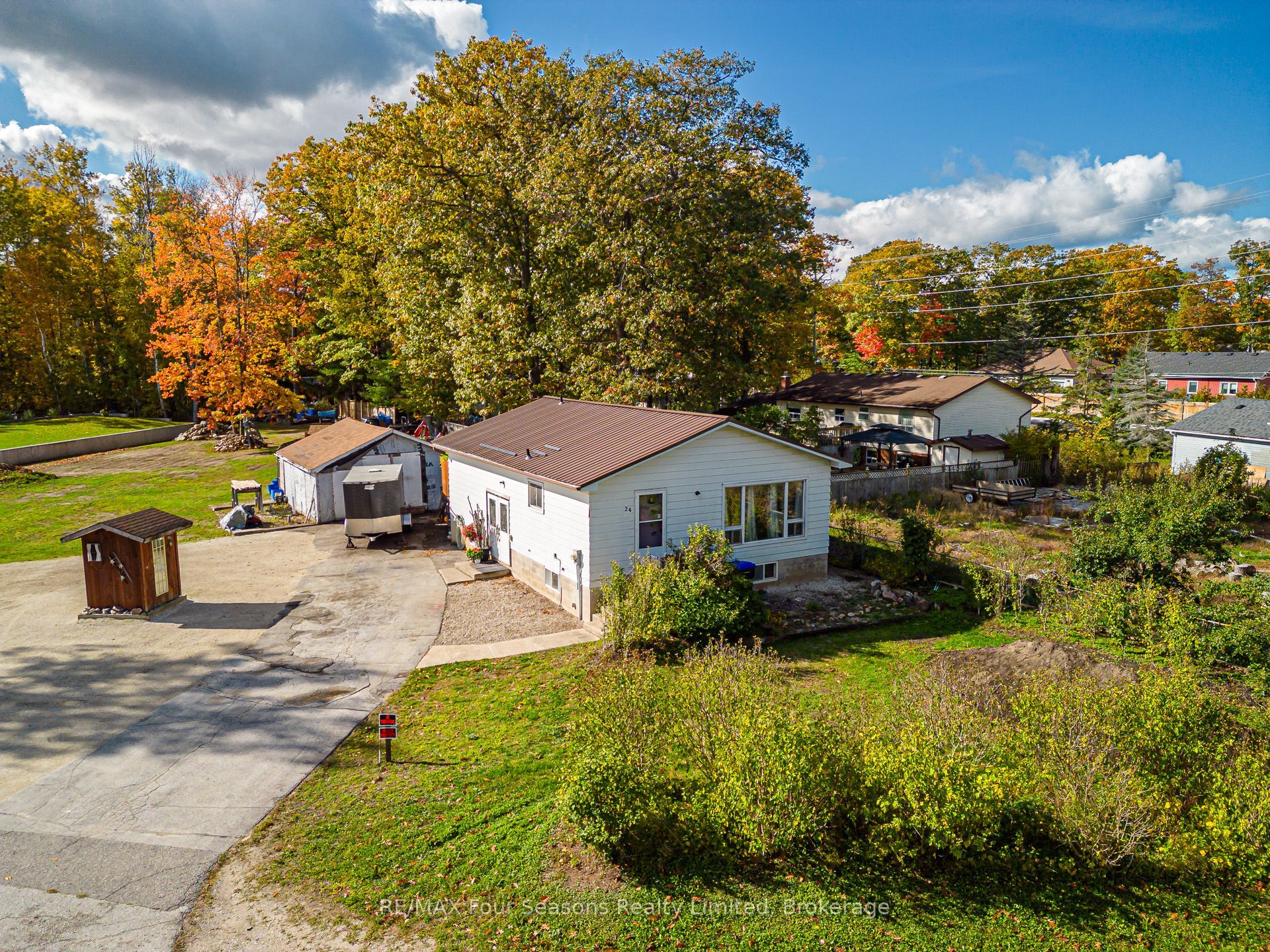 24 Indianola Crescent, Wasaga Beach, ON L9Z 2W3 photo 4