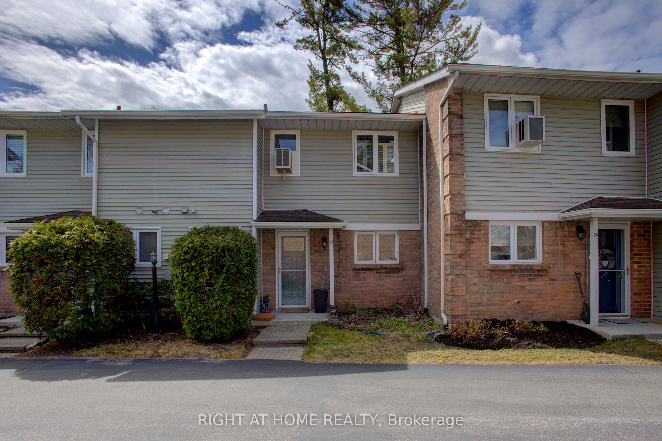 39 28th Street S 17, Wasaga Beach, ON L9Z 2E4 photo 2