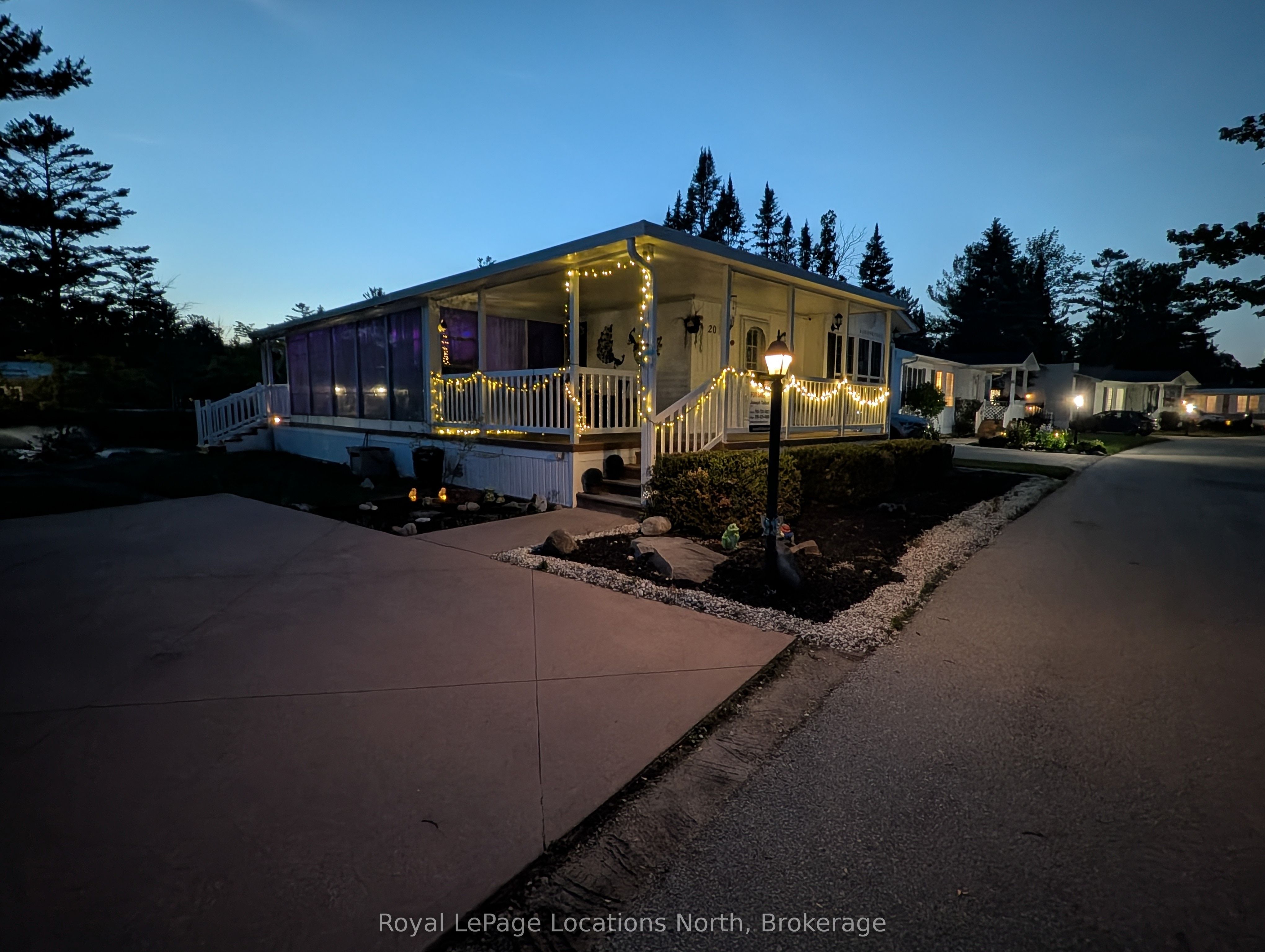20 TOPAZ Street W, Wasaga Beach, ON L9Z 1X7 photo 2