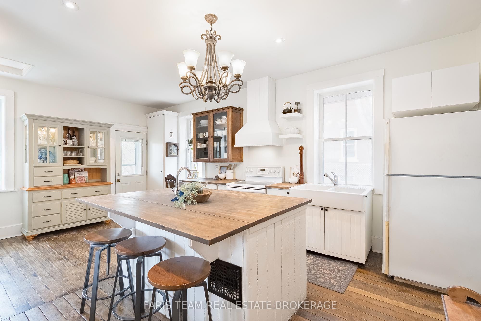 53 Burton Avenue, Barrie, ON L4N 2R5