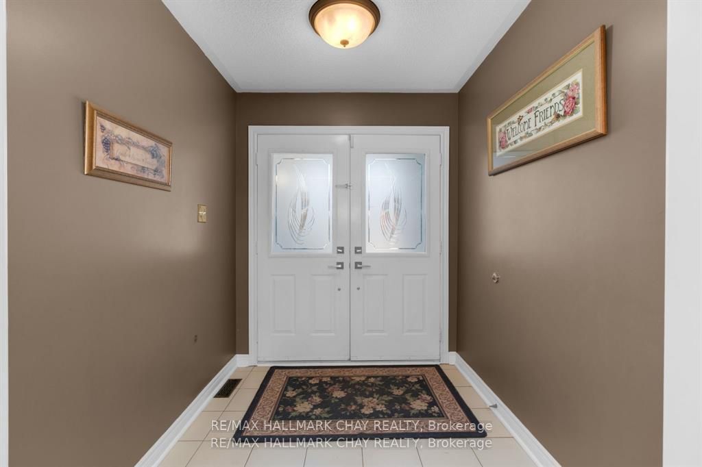 82 Bishop Drive, Barrie, ON L4N 7P4 photo 2