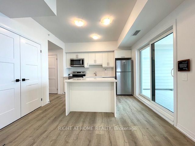 15 Kneeshaw Drive 102, Barrie, ON L9J 0X9 photo 4