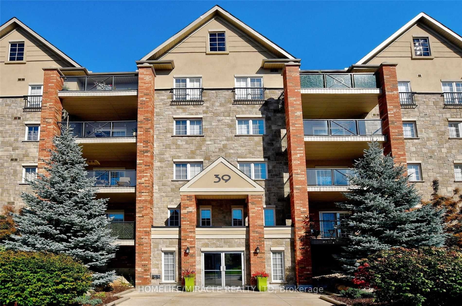 39 Ferndale Drive S 303, Barrie, ON L4N 5W9