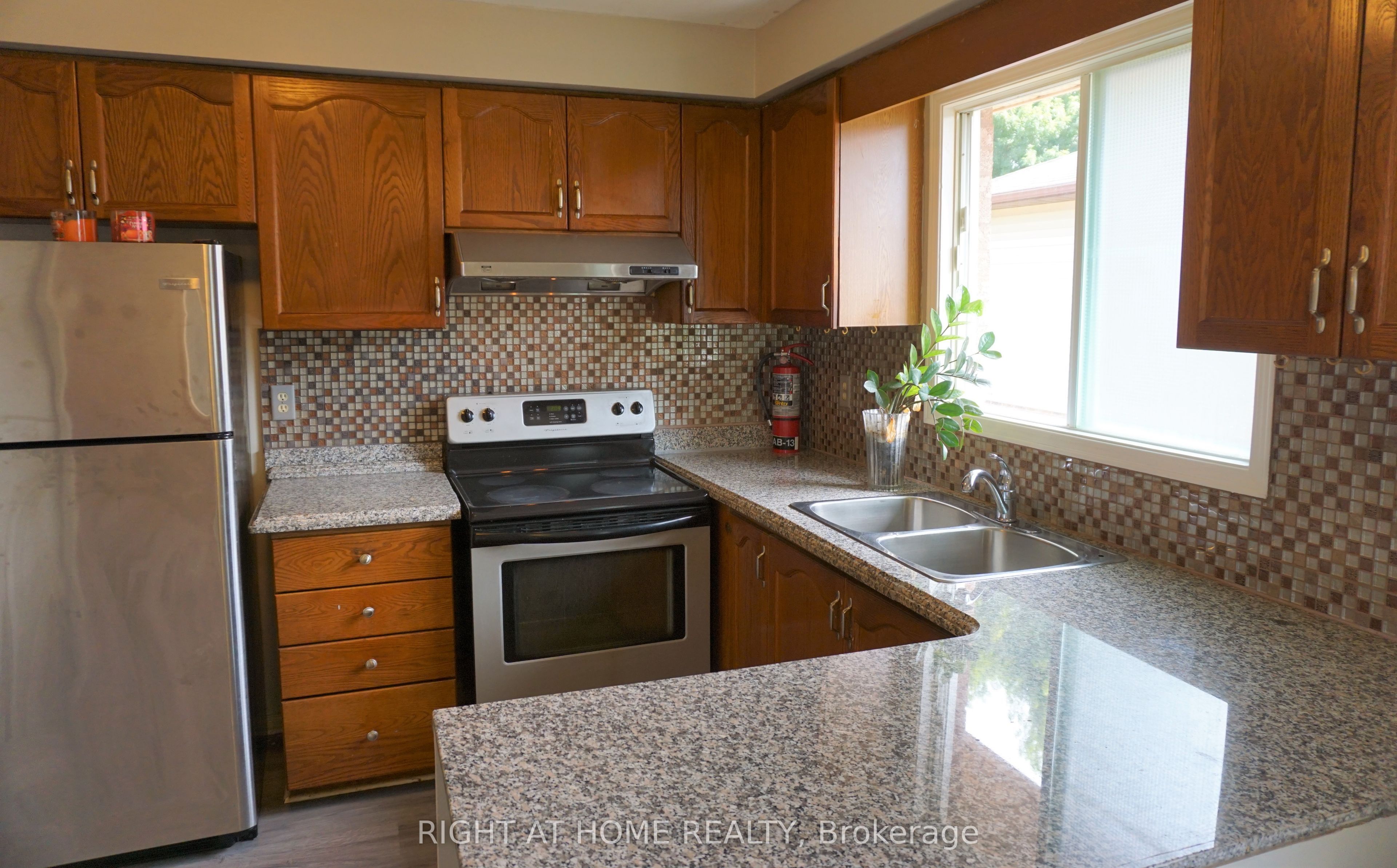 7 Porritt Street A, Barrie, ON L4N 6Y5