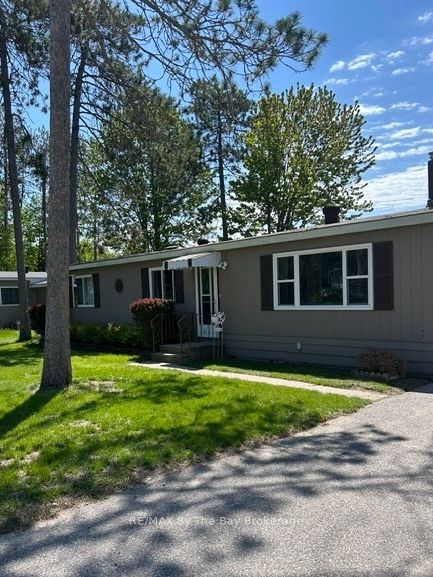 3 Golf Avenue, Wasaga Beach, ON L9Z 1K2 photo 2