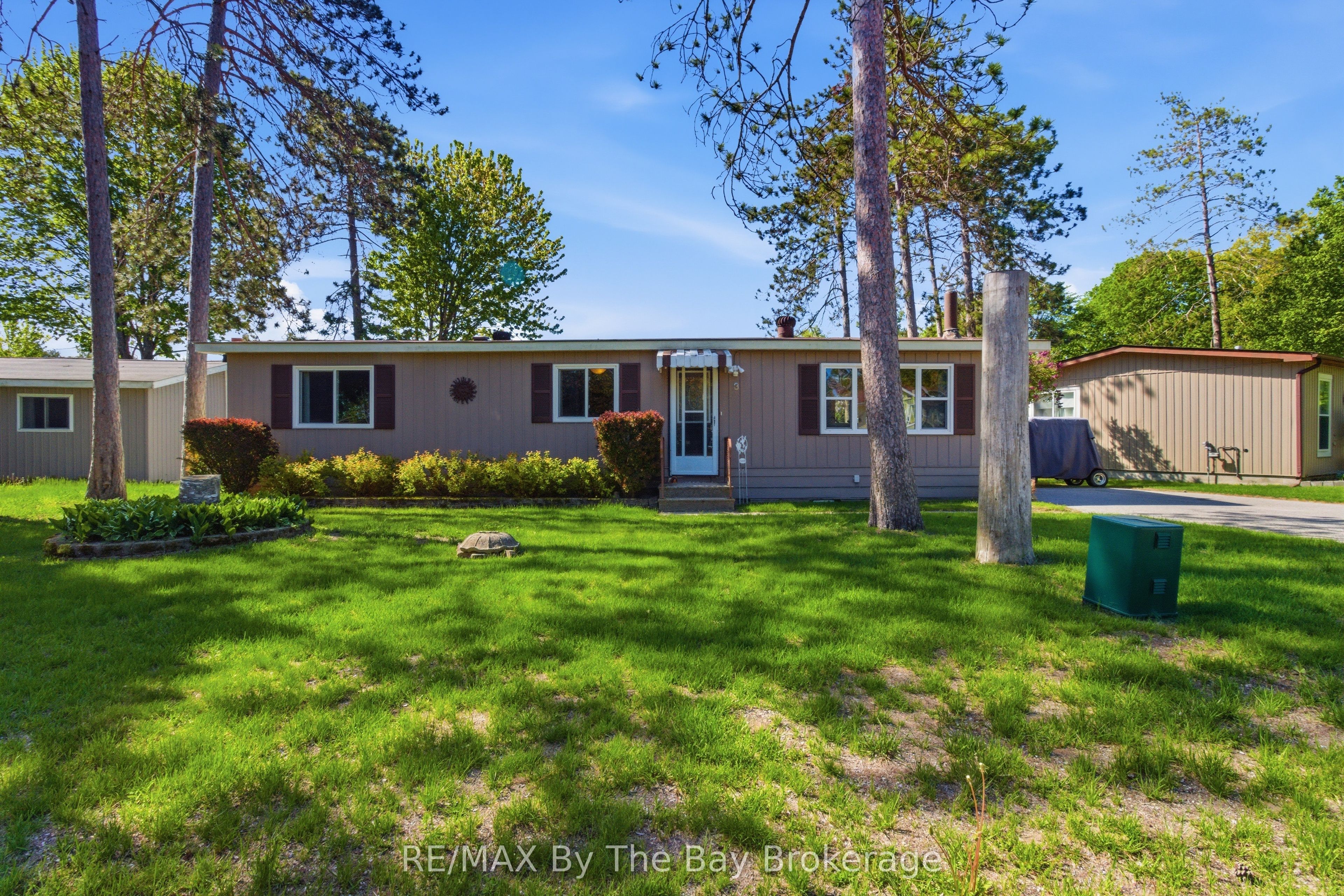 3 Golf Avenue, Wasaga Beach, ON L9Z 1K2 photo 3