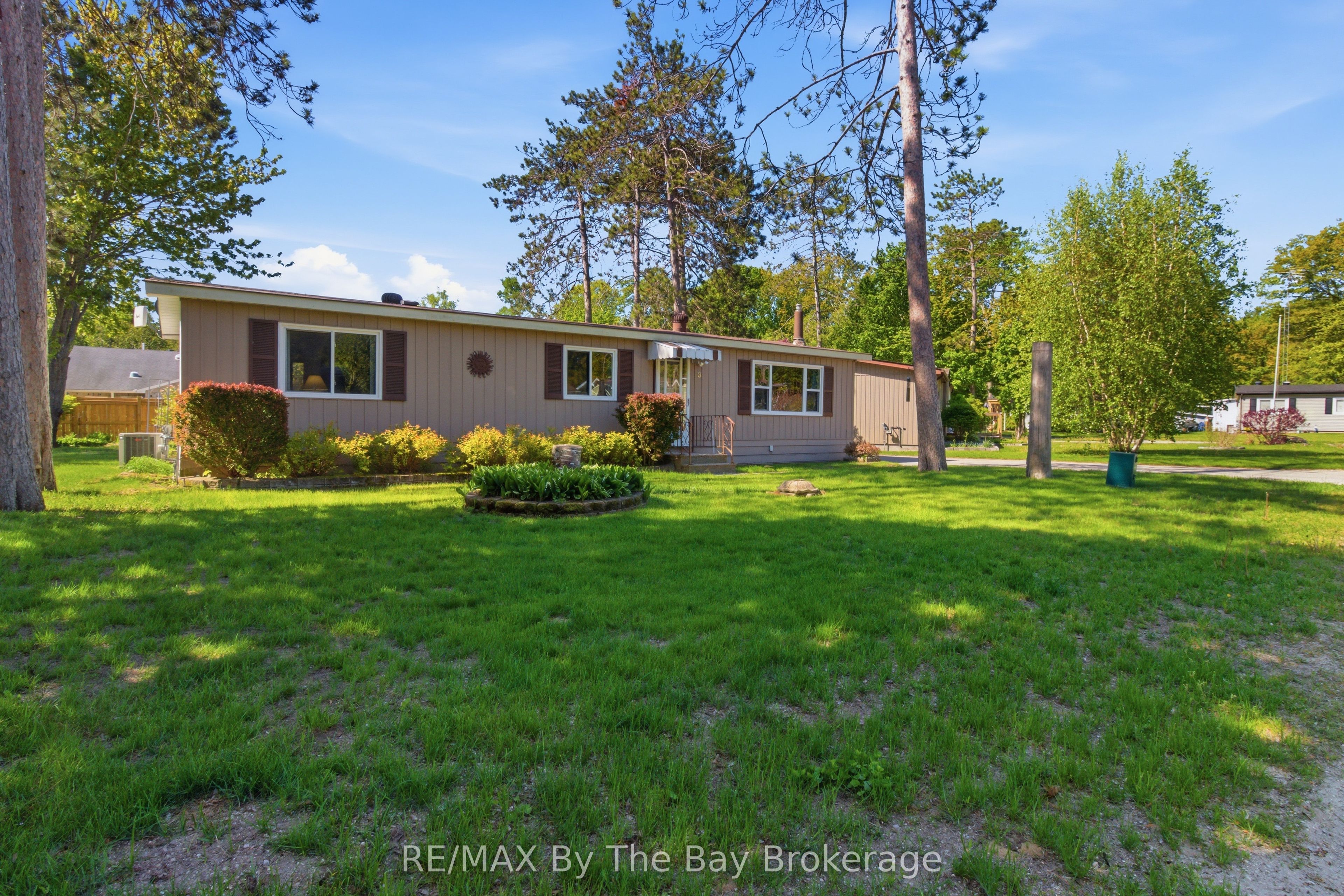 3 Golf Avenue, Wasaga Beach, ON L9Z 1K2 photo 4