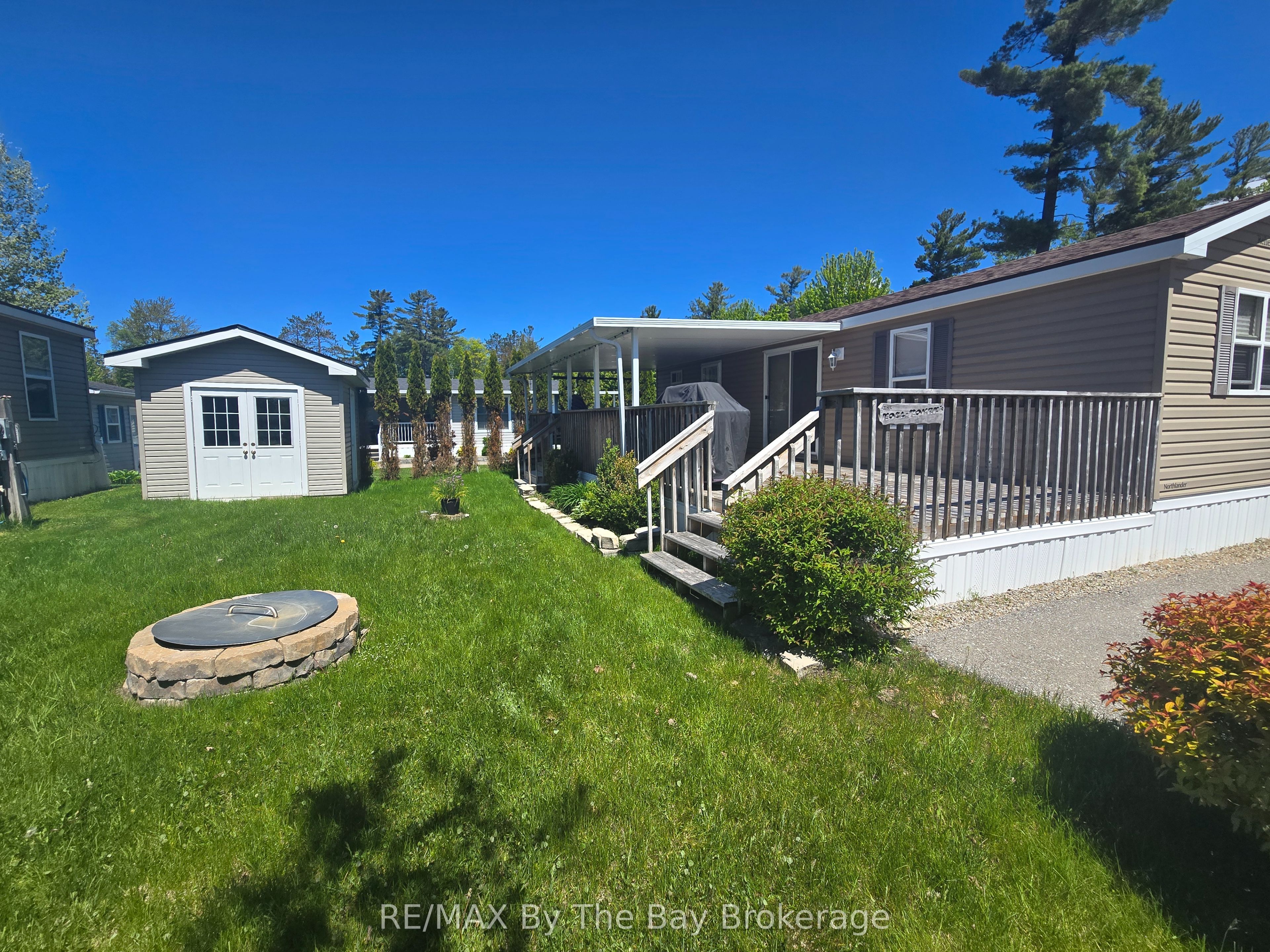 18 Kenora Trail, Wasaga Beach, ON L9Z 2M3 photo 2