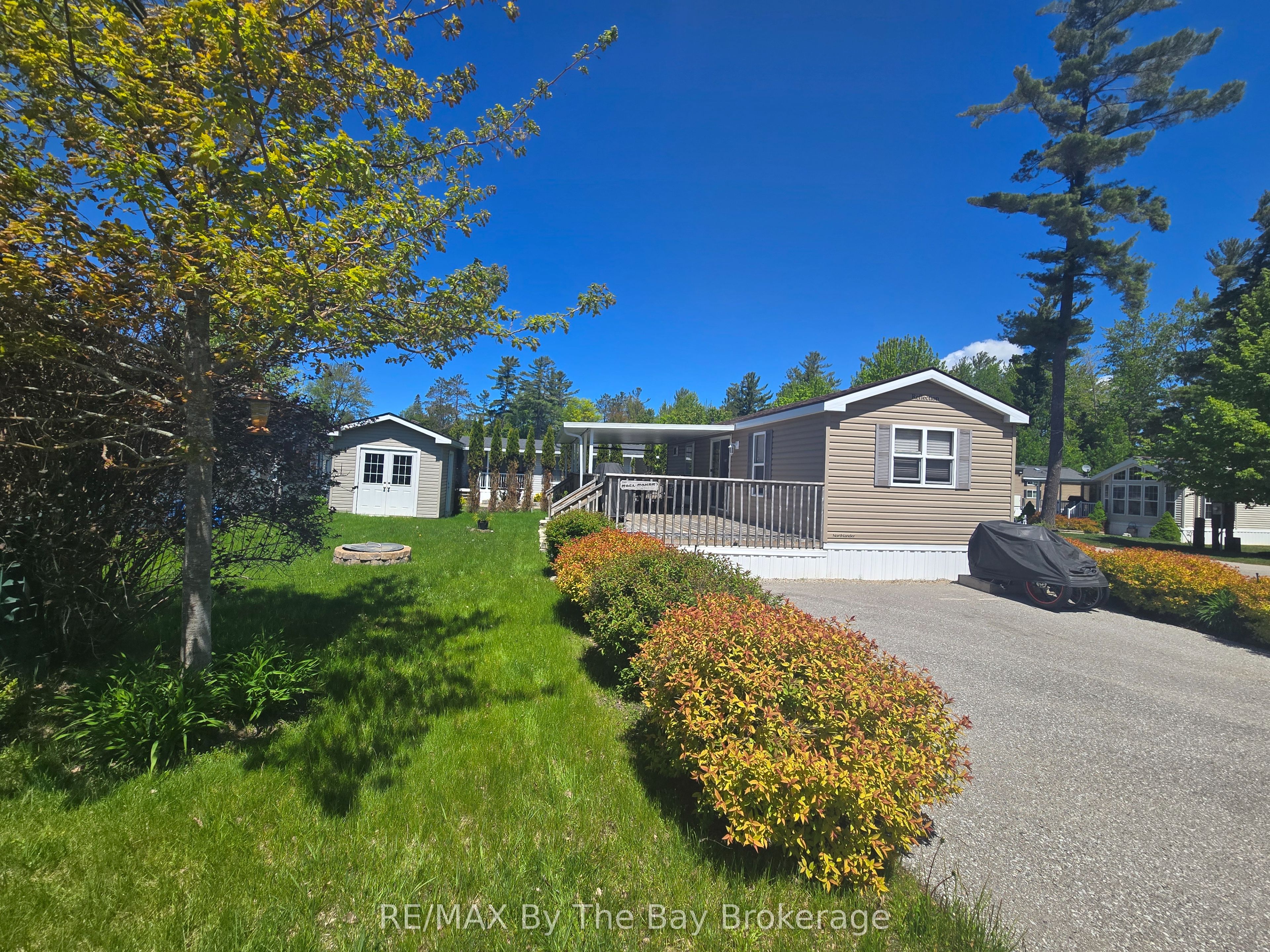18 Kenora Trail, Wasaga Beach, ON L9Z 2M3 photo 3