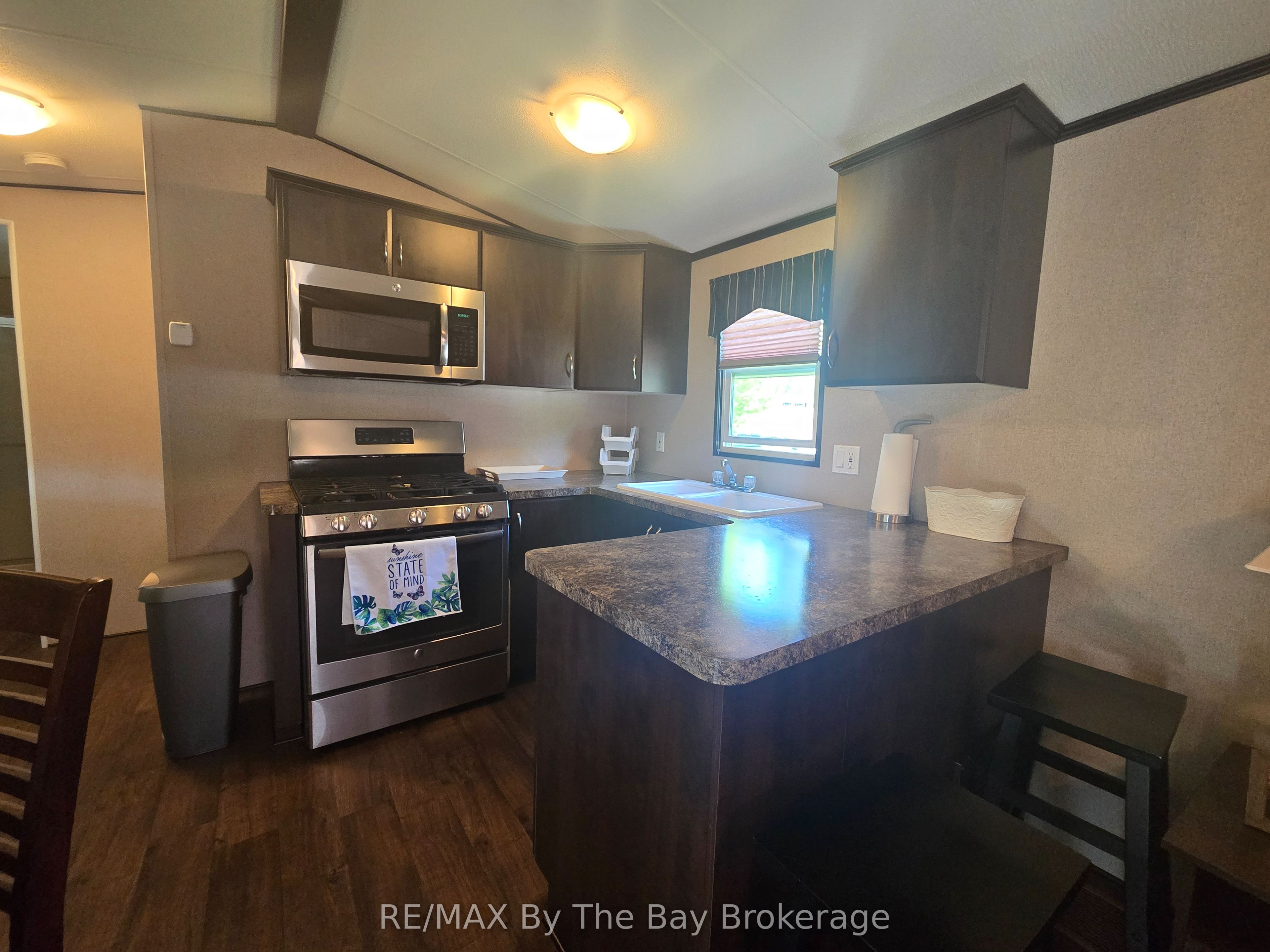 18 Kenora Trail, Wasaga Beach, ON L9Z 2M3 photo 4