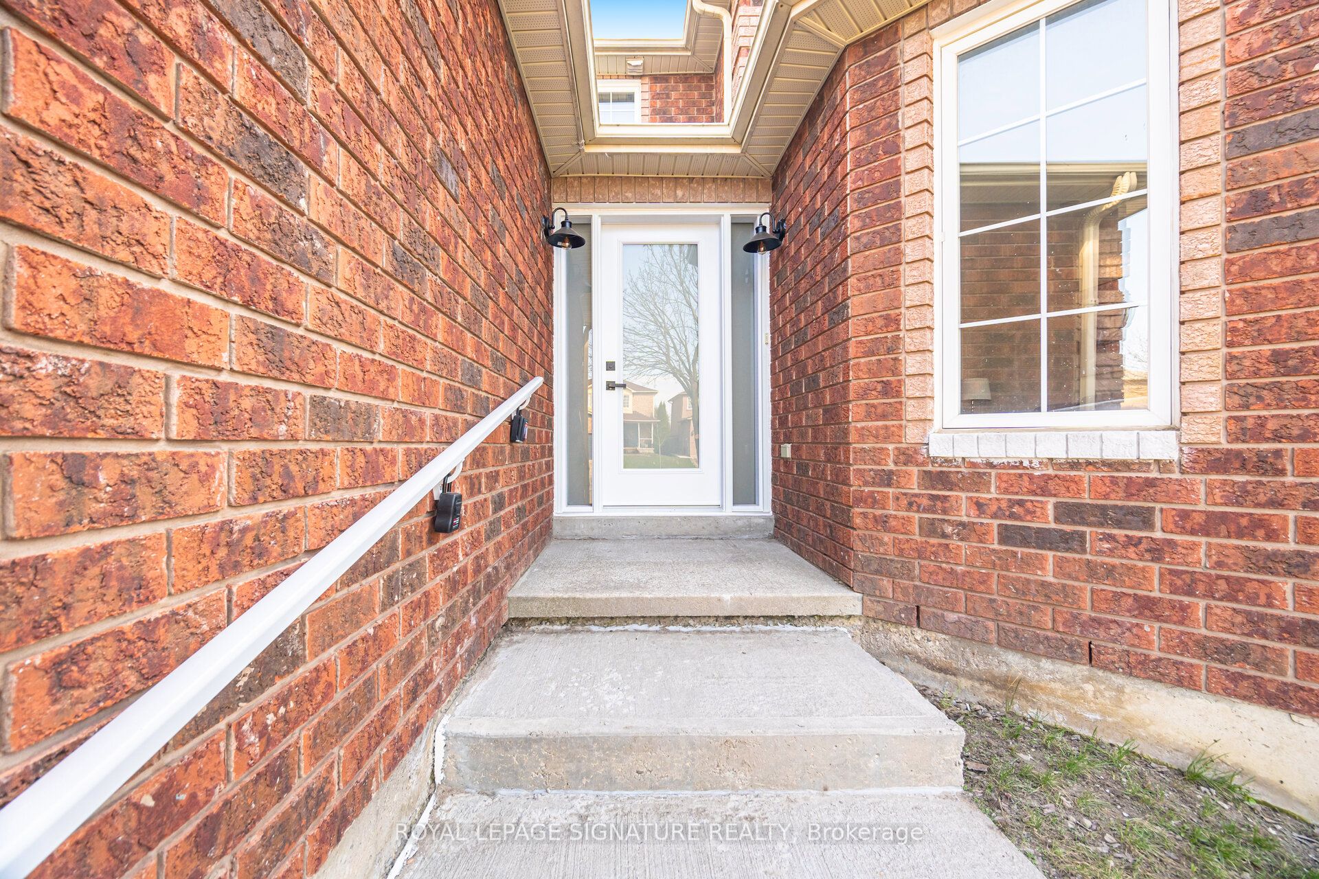 11 Wessenger Drive, Barrie, ON L4N 8R8 photo 2