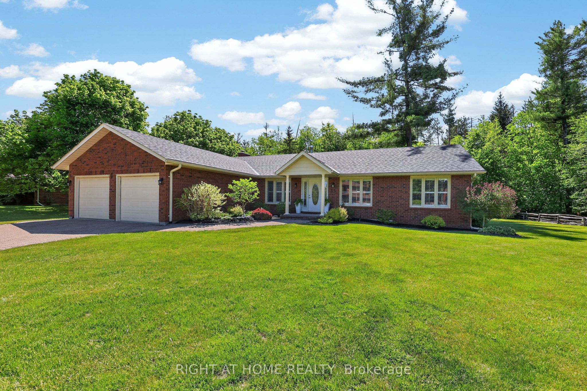 23 Holloway Lane, Springwater, ON L9X 0M7