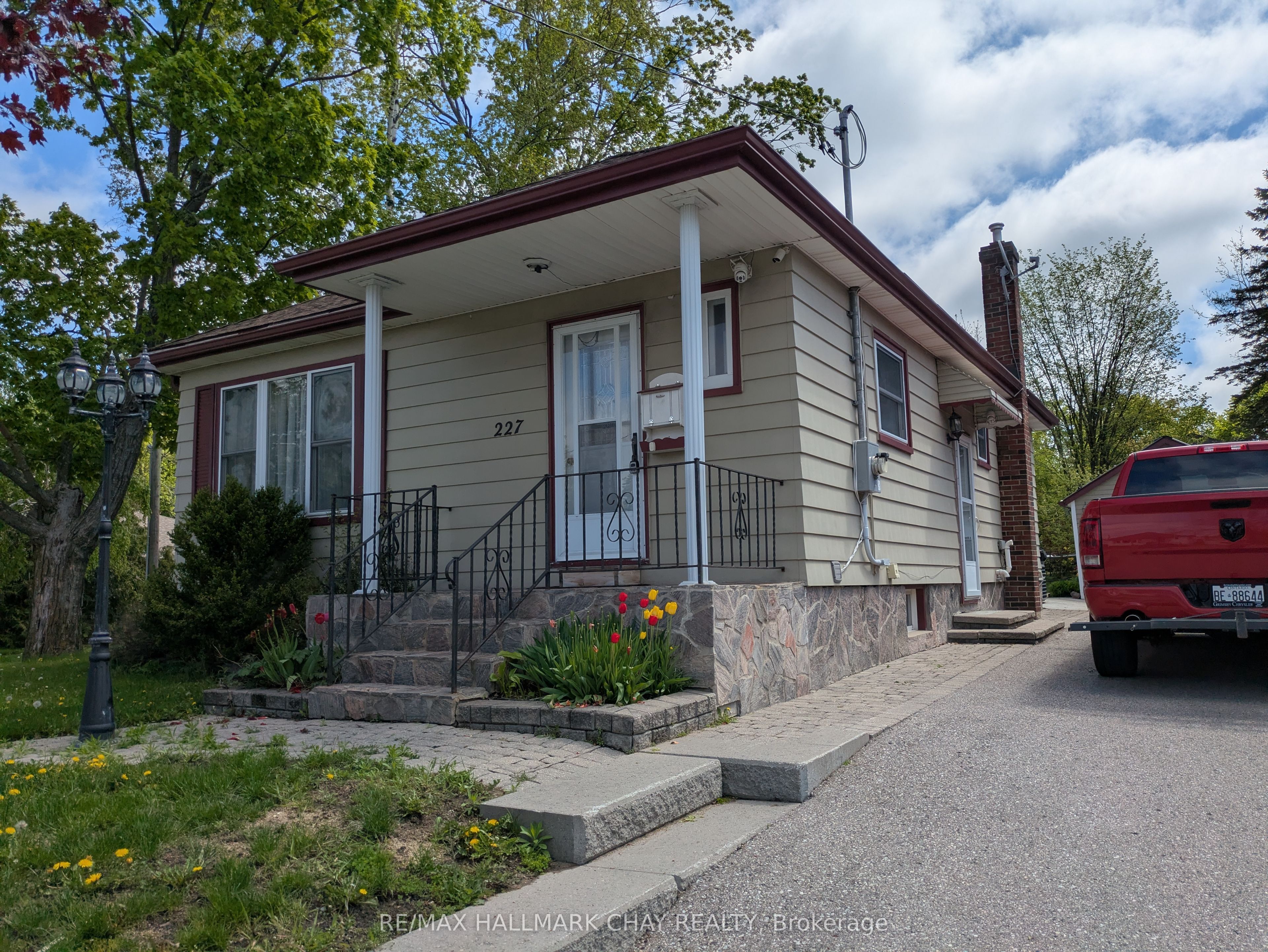 227 Duckworth Street, Barrie, ON L4M 3W8