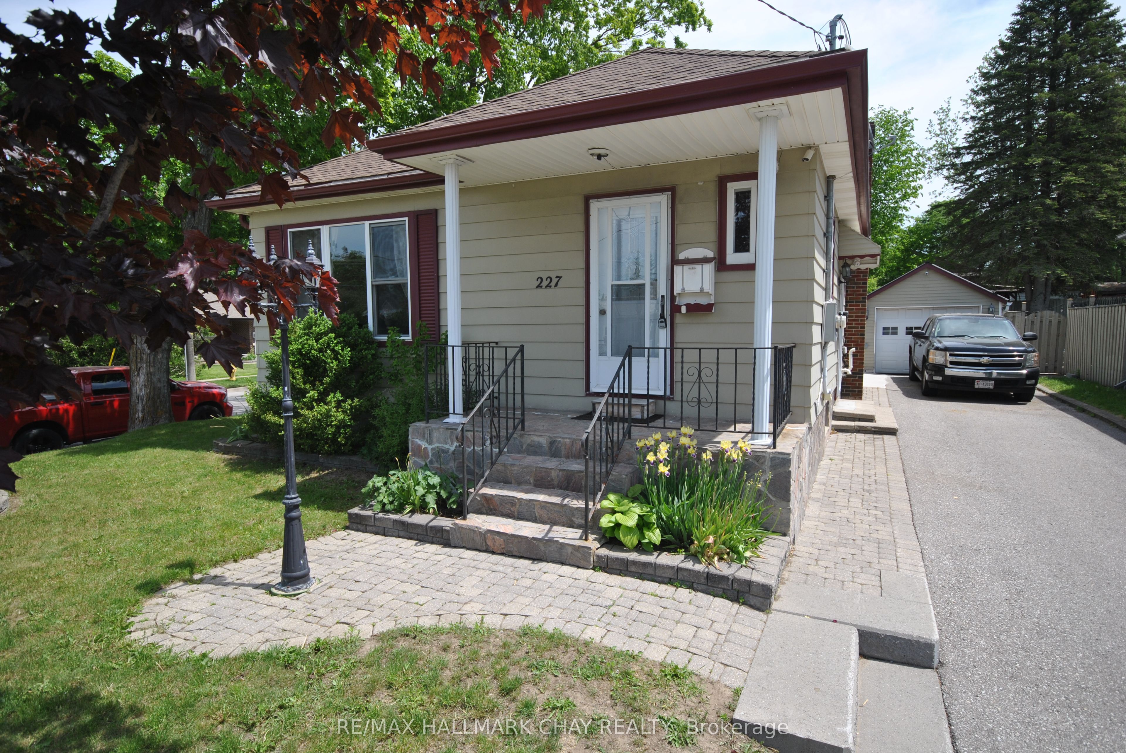 227 Duckworth Street, Barrie, ON L4M 3W8 photo 2