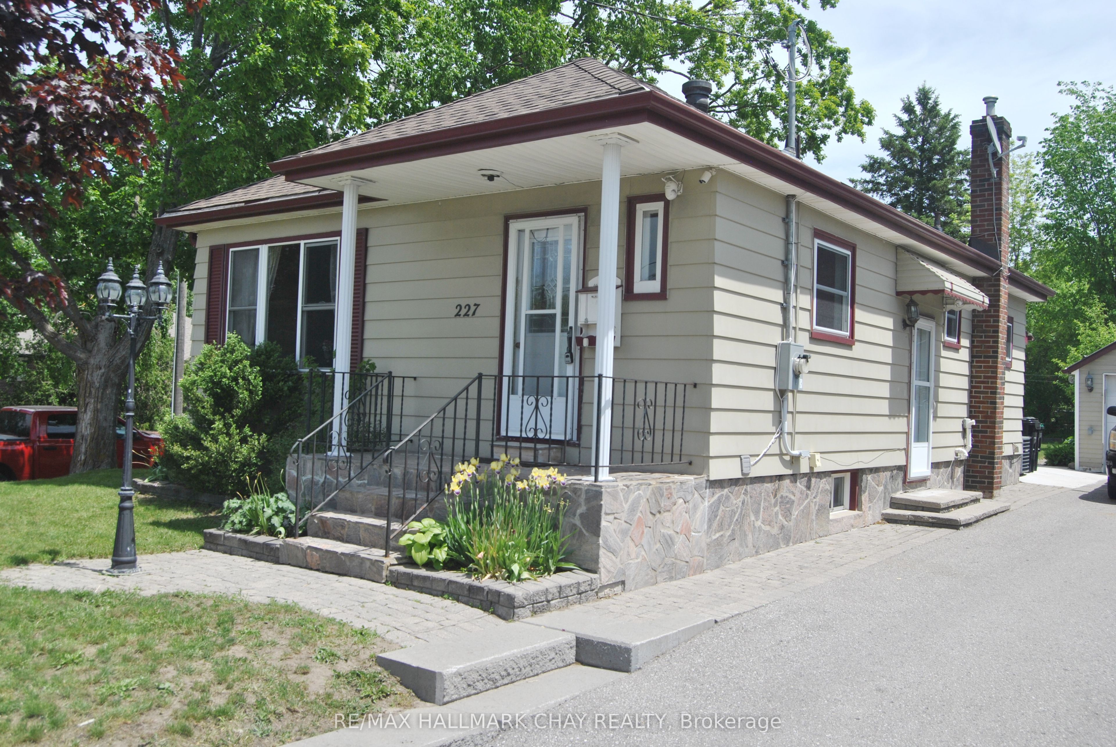 227 Duckworth Street, Barrie, ON L4M 3W8 photo 3