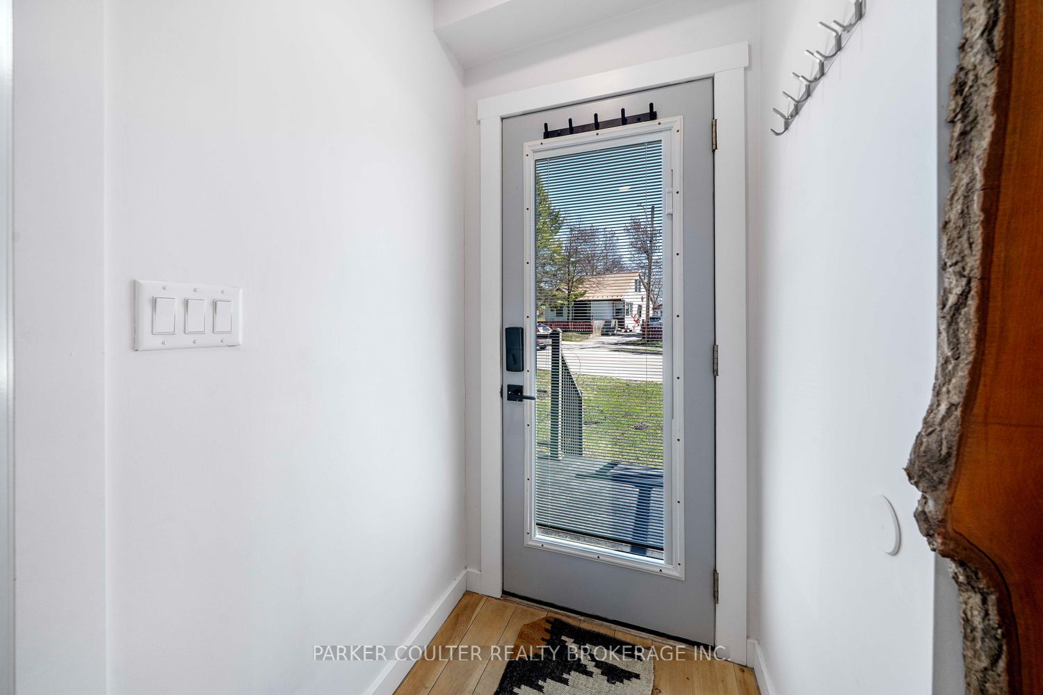 160 Duckworth Street, Barrie, ON L4M 3W4 photo 2