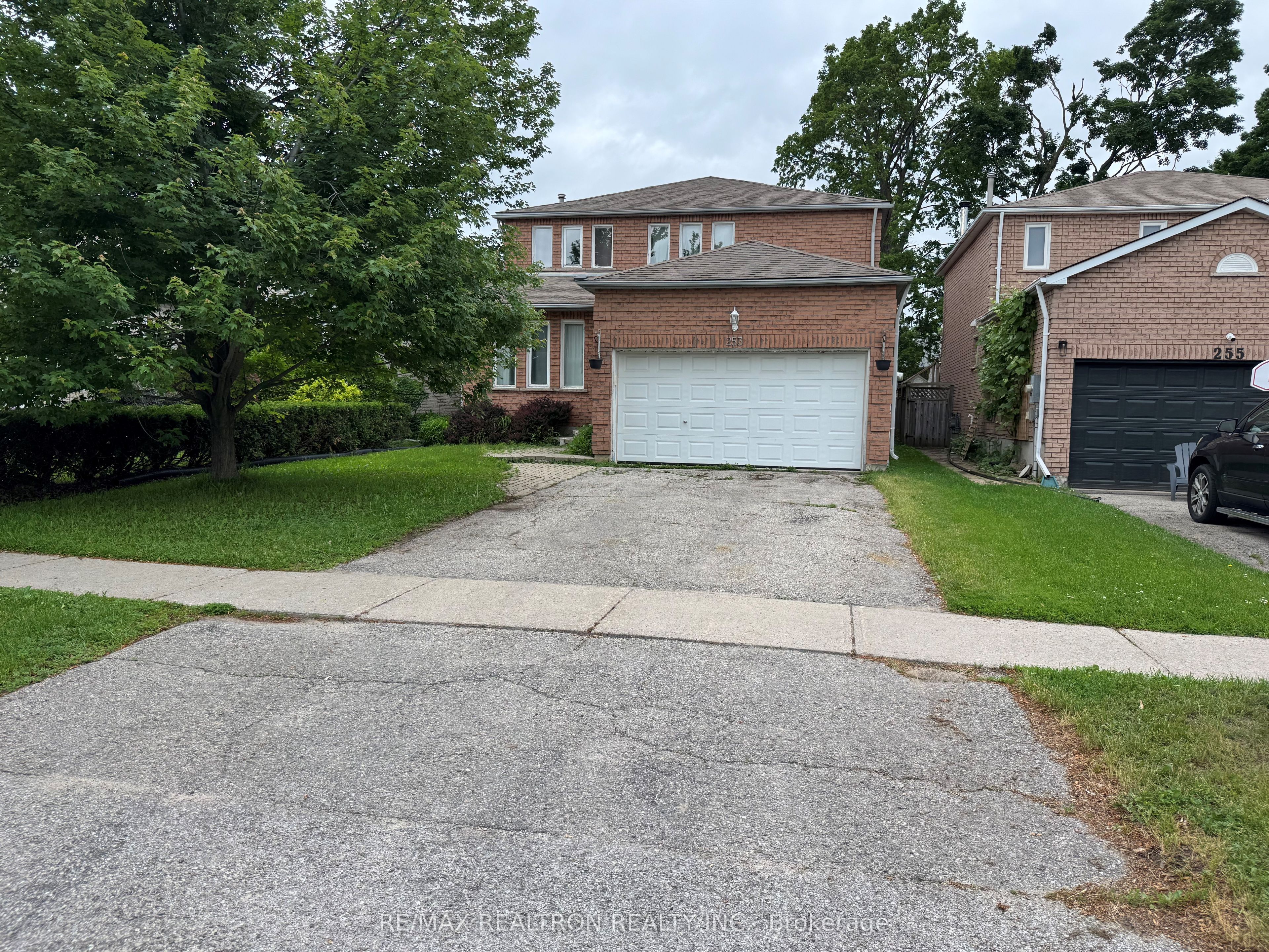 253 Hickling Trail, Barrie, ON L4M 5W9