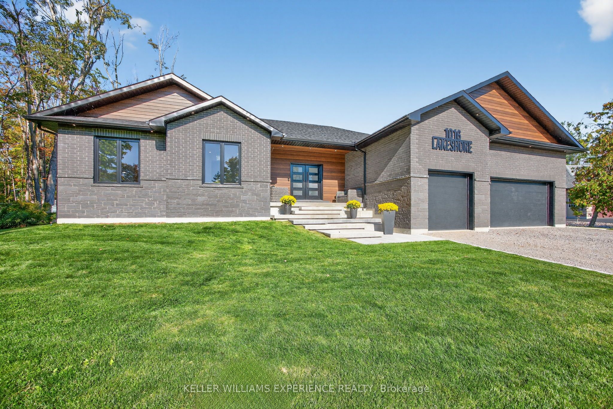 1016 Lakeshore Road E, Oro-Medonte, ON L0L 1T0 photo 2