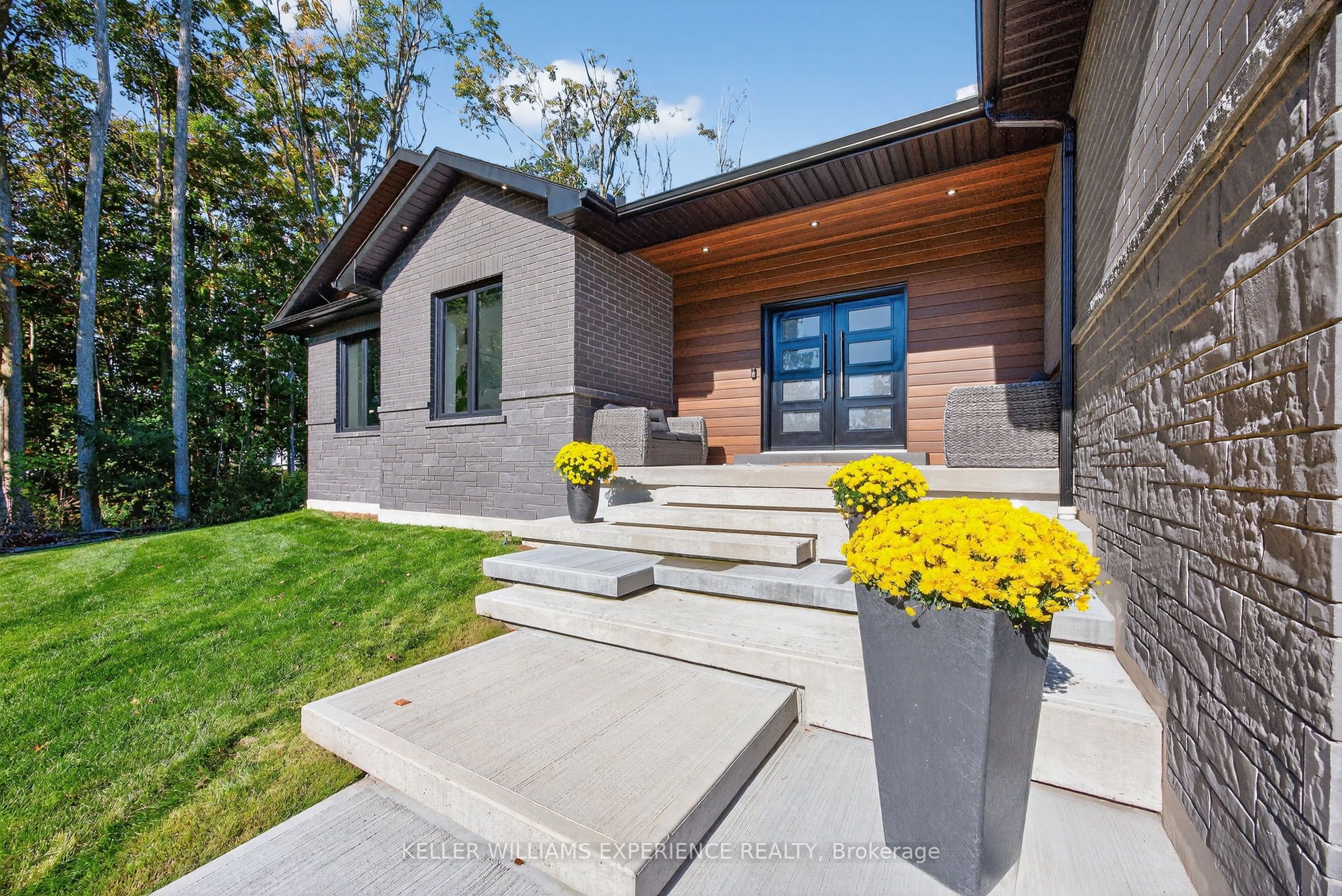 1016 Lakeshore Road E, Oro-Medonte, ON L0L 1T0 photo 3