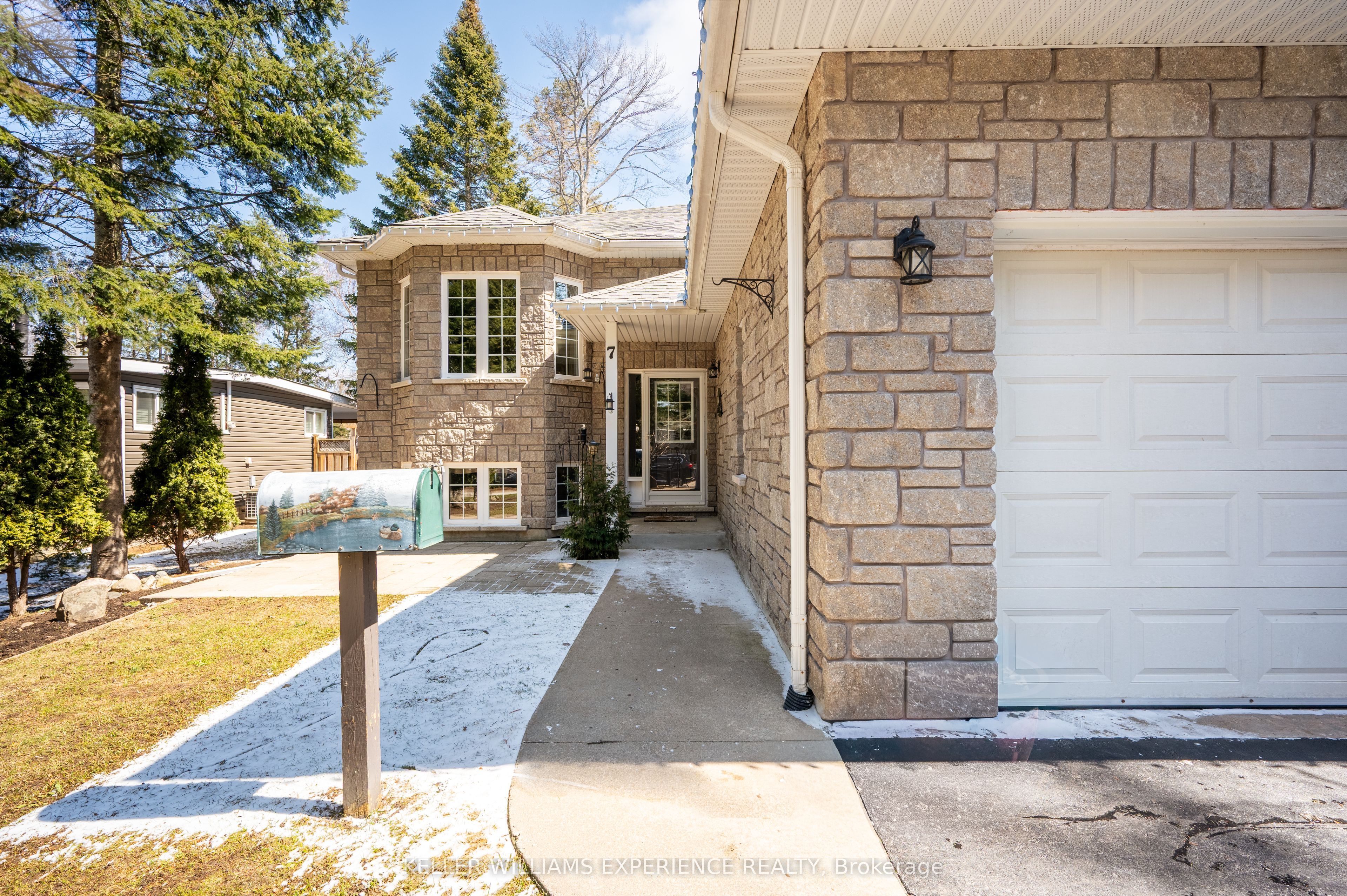 7 50th Street S, Wasaga Beach, ON L9Z 1X5 photo 2