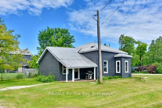 11 Edward Street W, Clearview, ON L0M 1G0 photo 2