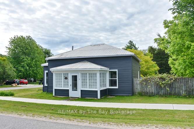 11 Edward Street W, Clearview, ON L0M 1G0 photo 3
