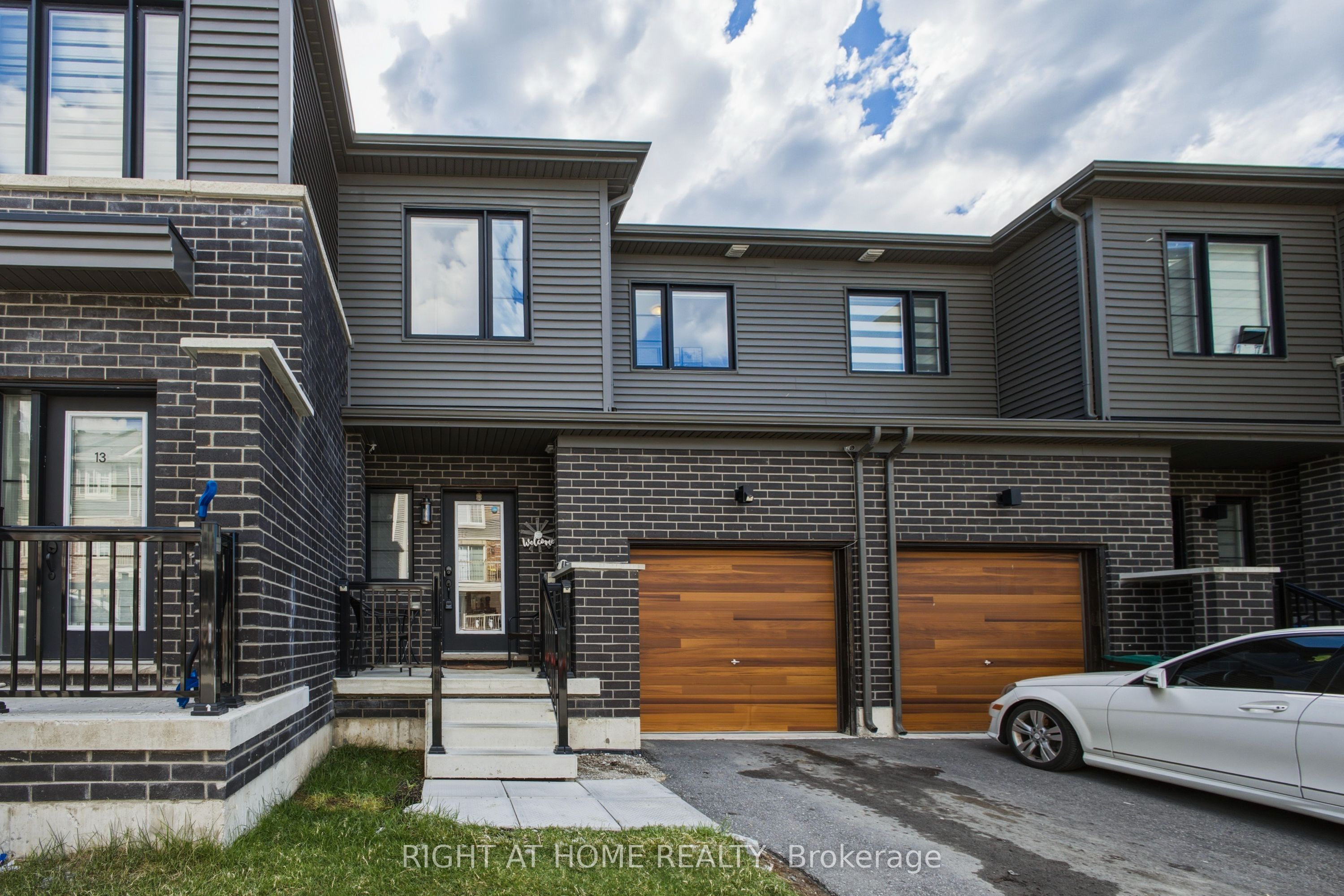 15 Hay Lane, Barrie, ON L9J 0V6 photo 2
