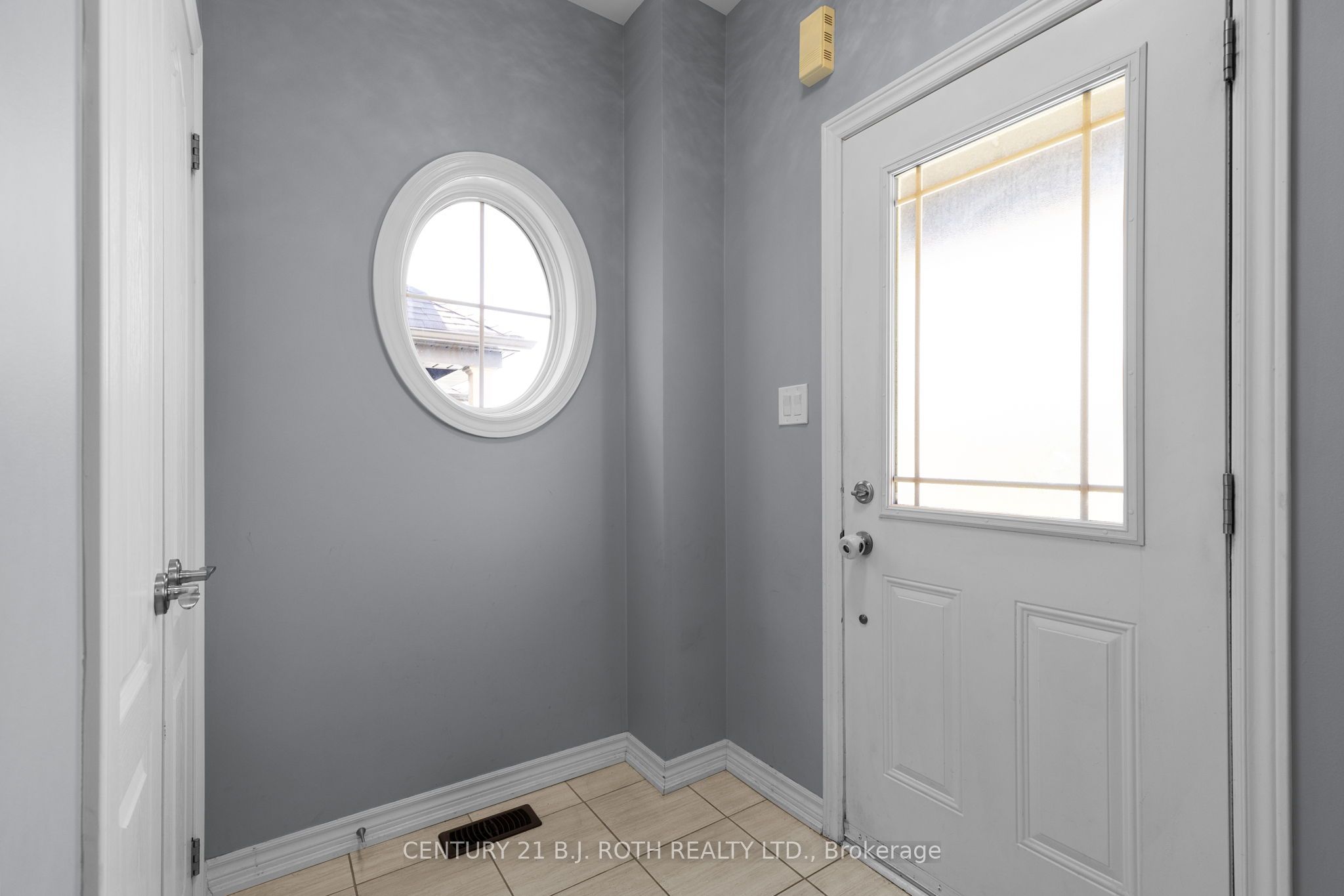 27 Cygnus Crescent, Barrie, ON L4N 9C2 photo 3