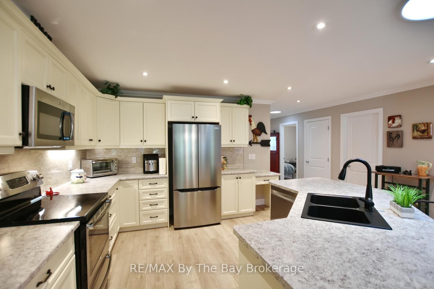 12 New York Avenue, Wasaga Beach, ON L9Z 3A8 photo 4